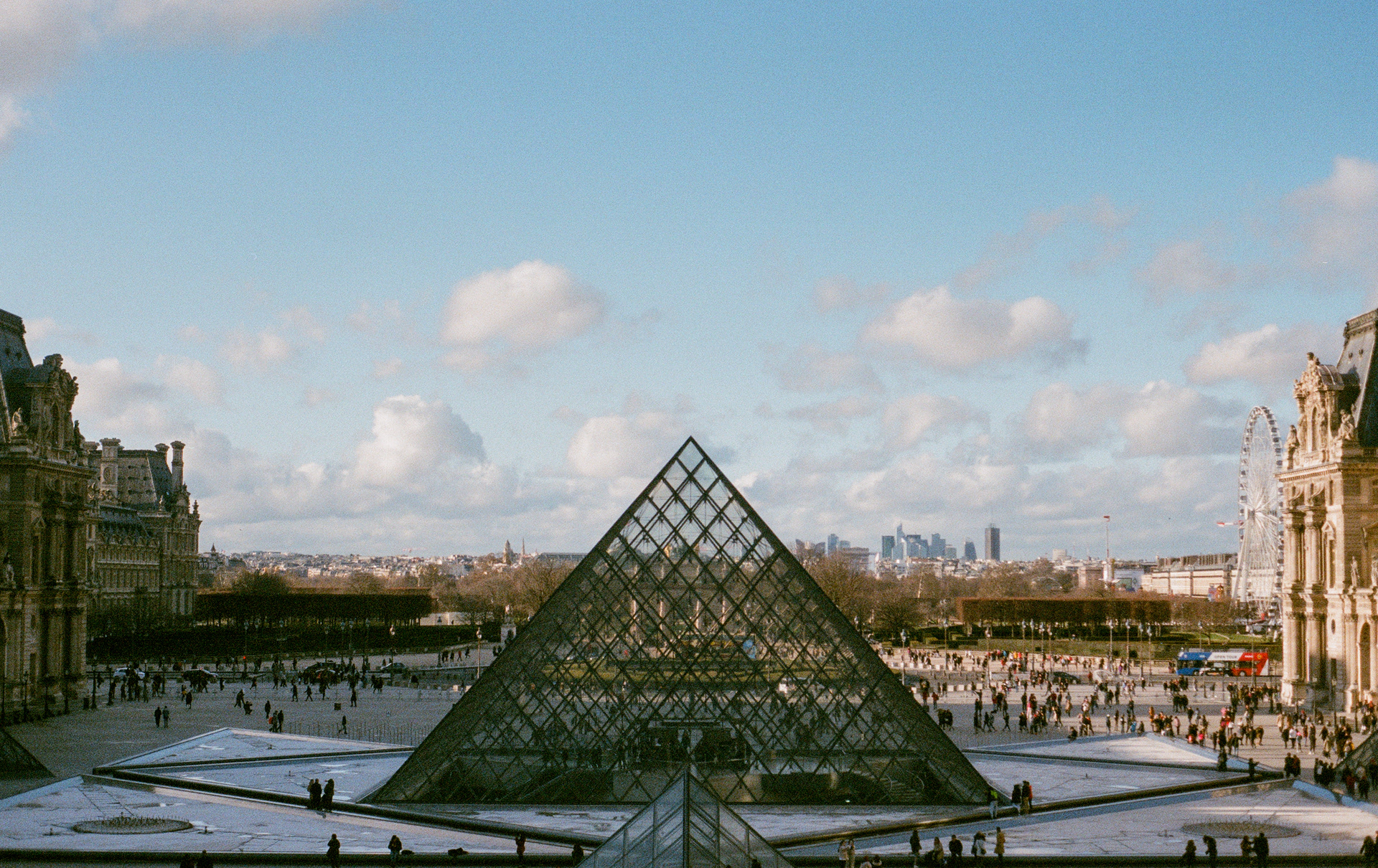 la pyramide du louvre; arch. I.M. Pei