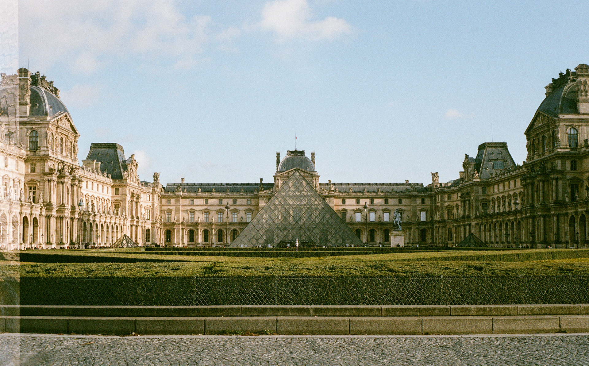 la pyramide du louvre; arch. I.M. Pei