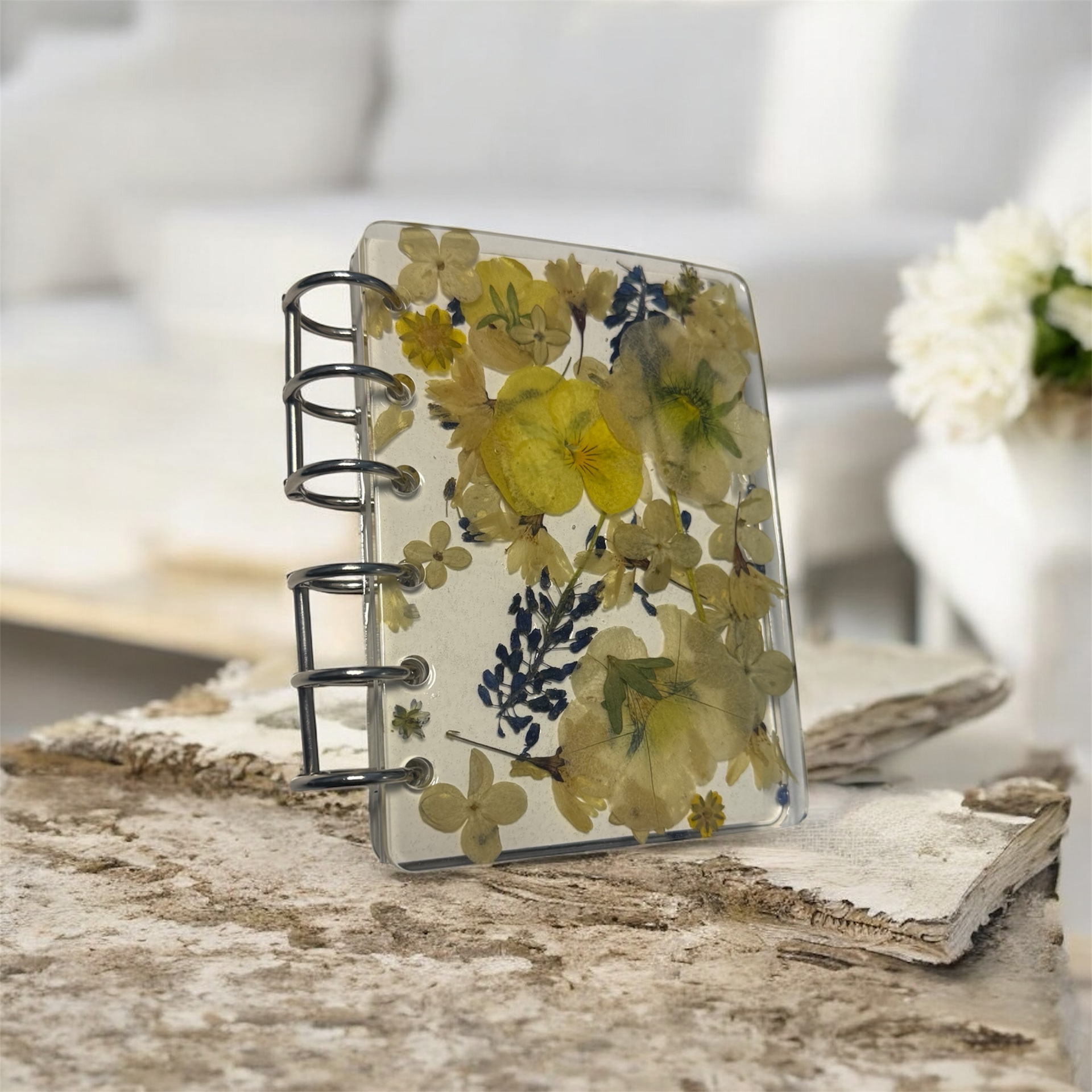 Carnet réalisé en fleurs pressées manuellement