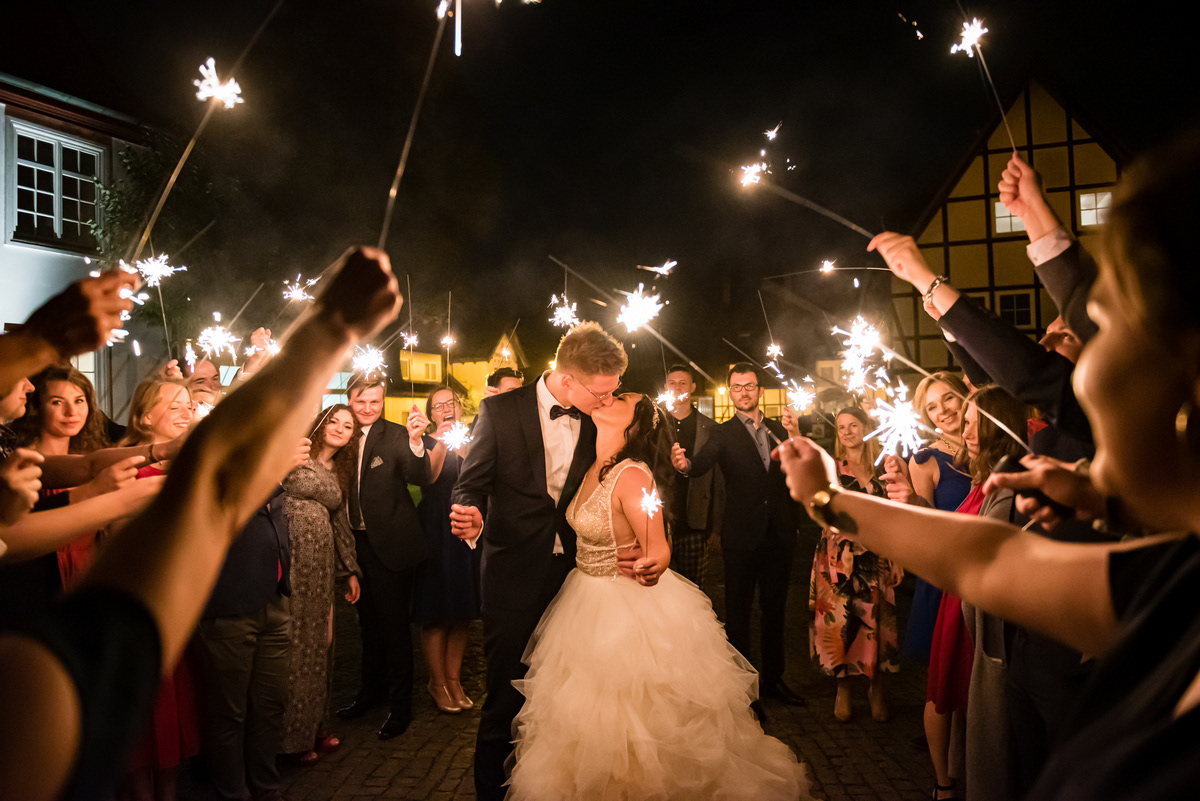 zdjęcia ślubne z zimnymi ogniami
