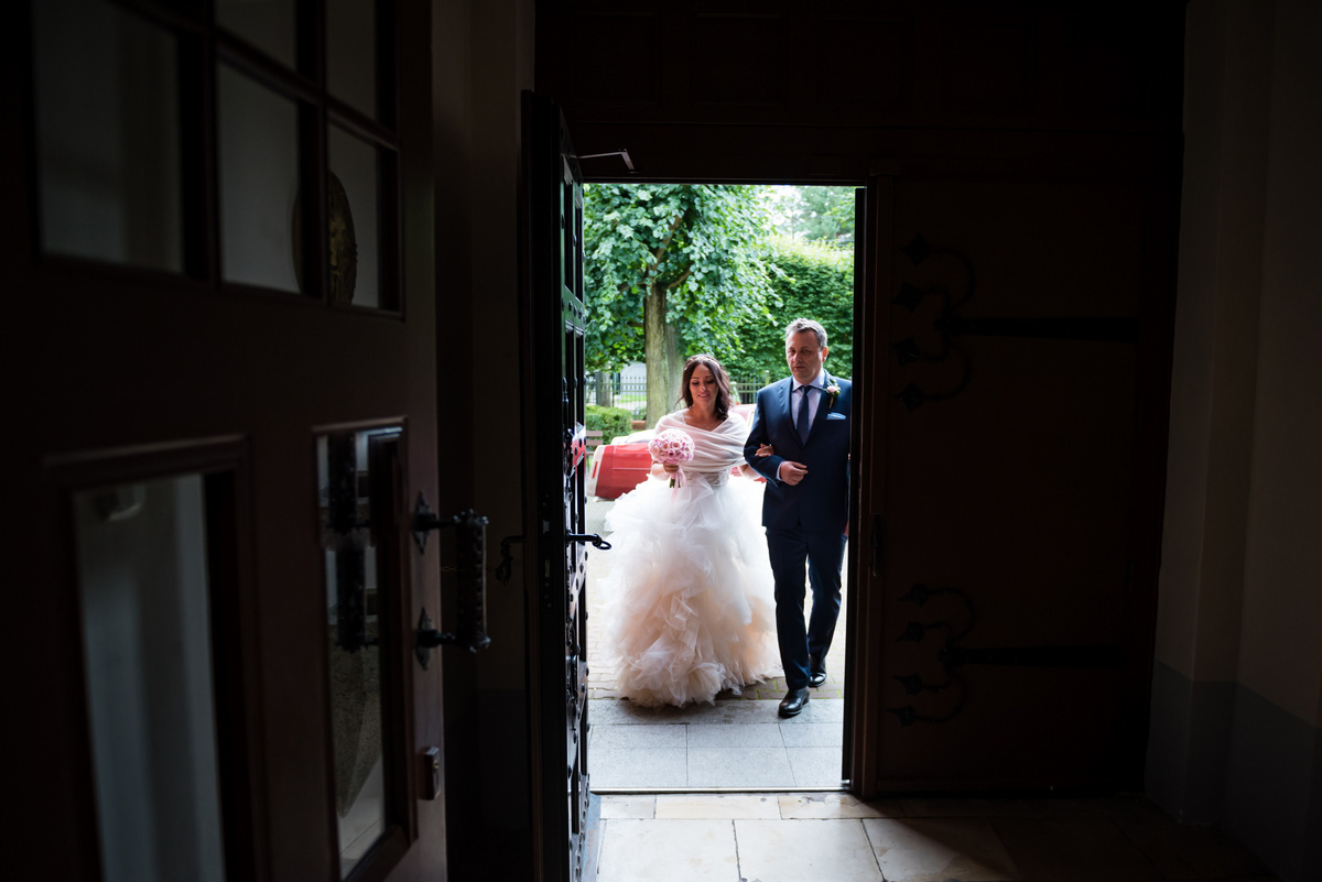 wejście do kościoła podczas ślubu