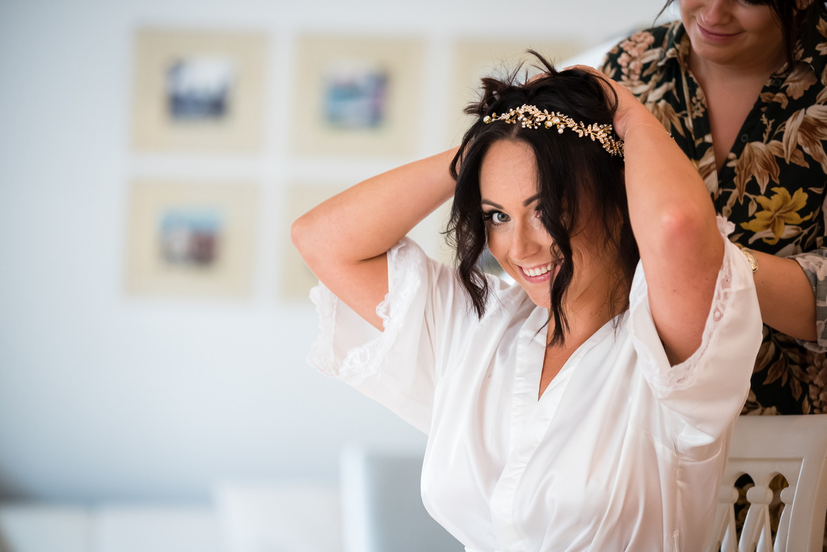 panna młoda podczas przygotowań do ślubu