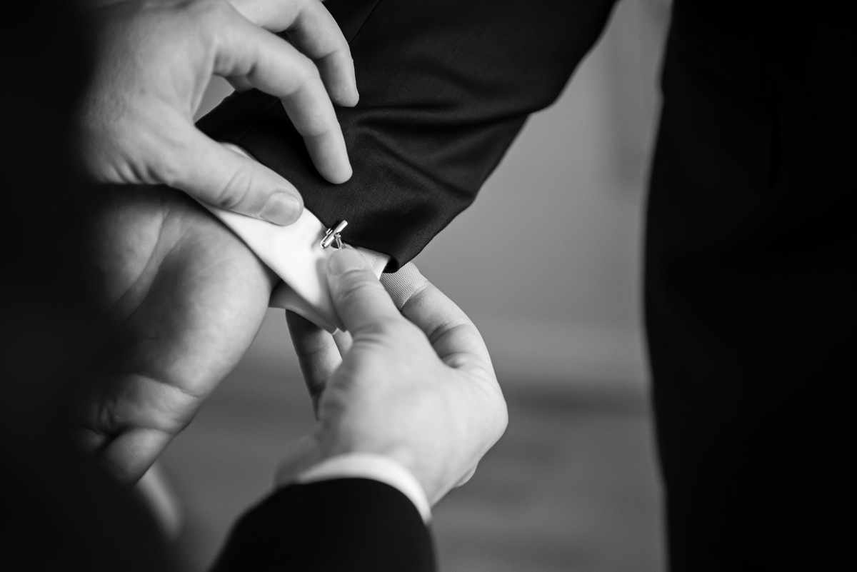 zapinanie spinek w dniu ślubu