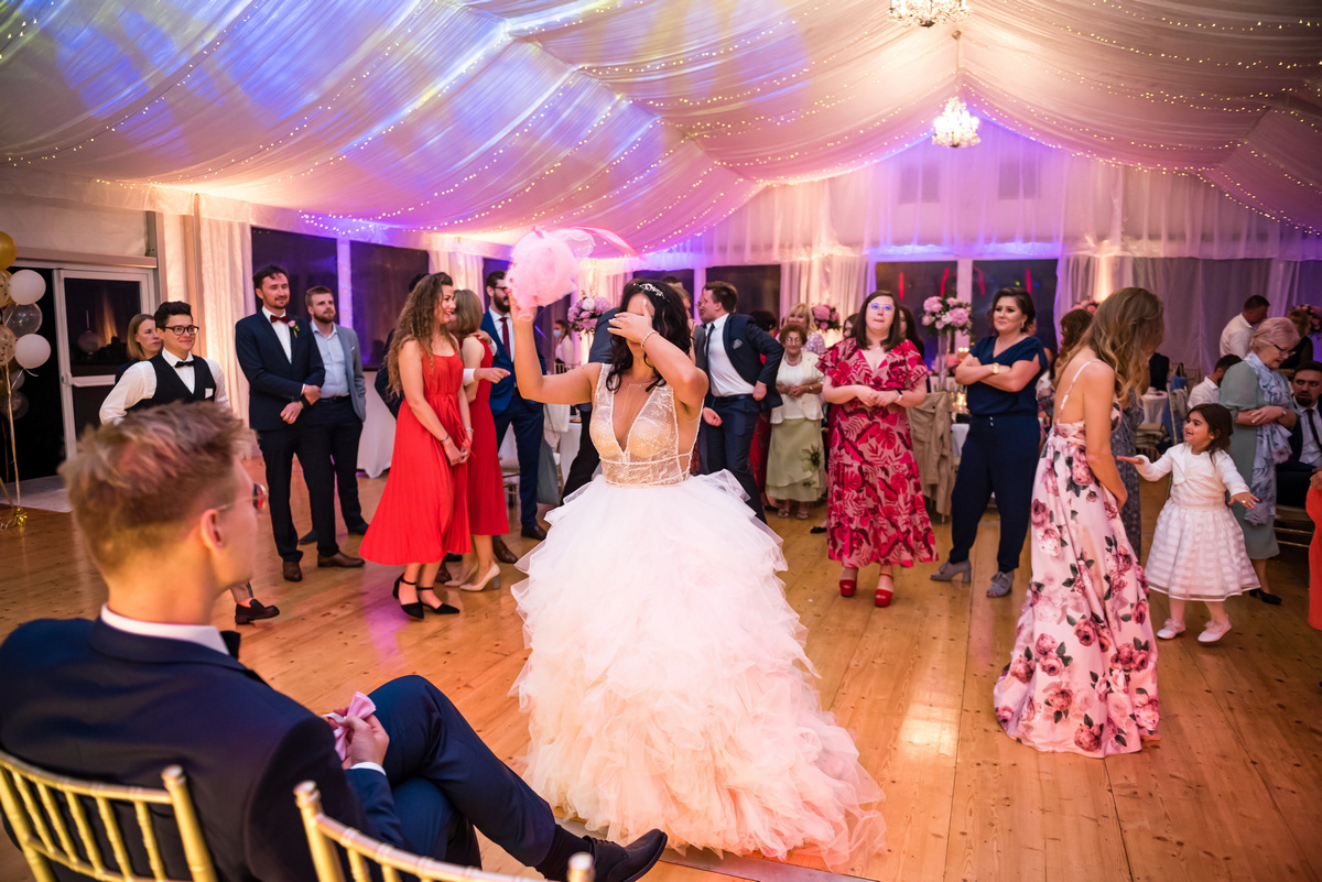 fotograf ślubny rzut bukietem