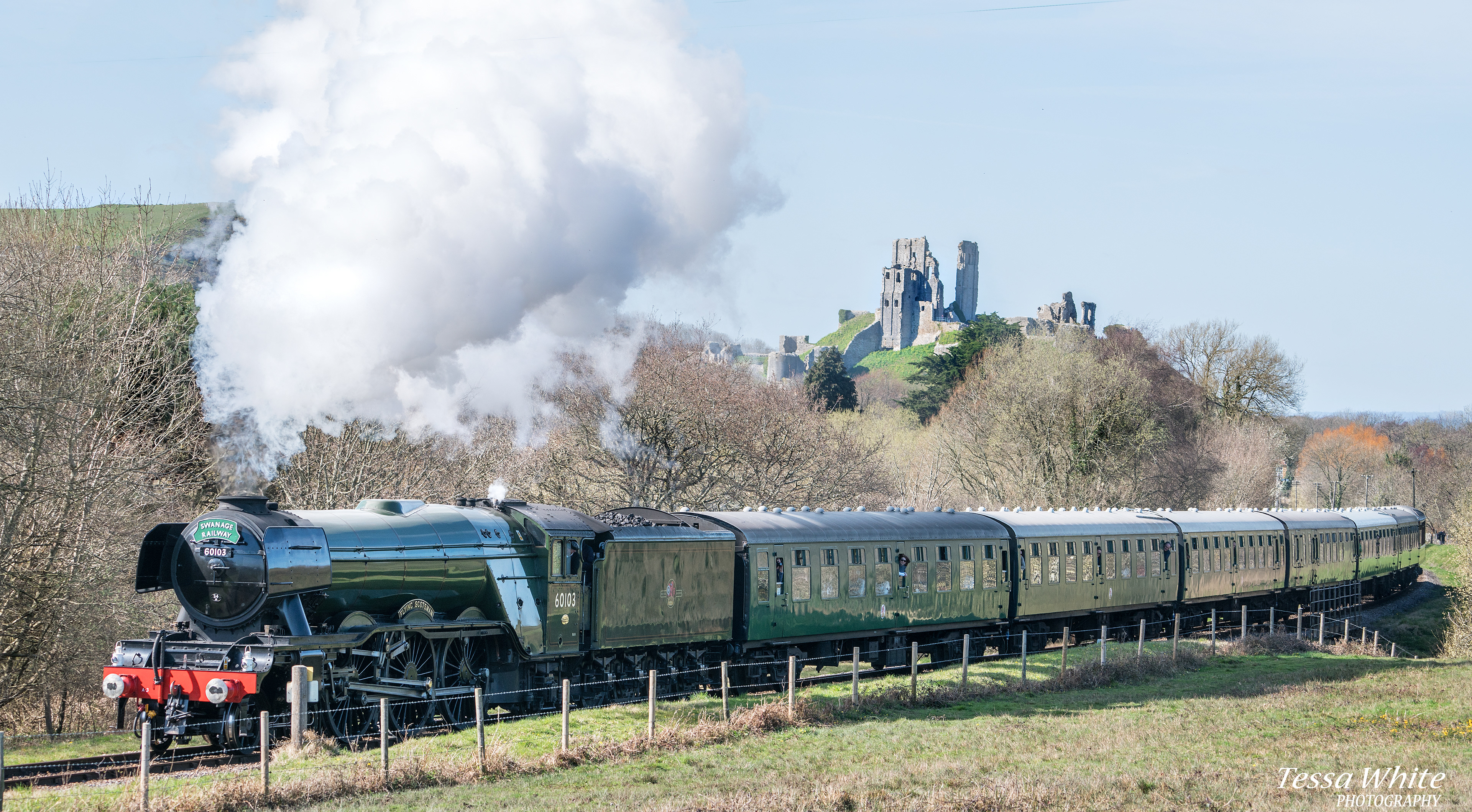 L023     Corfe Castle and the Flying Scotsman