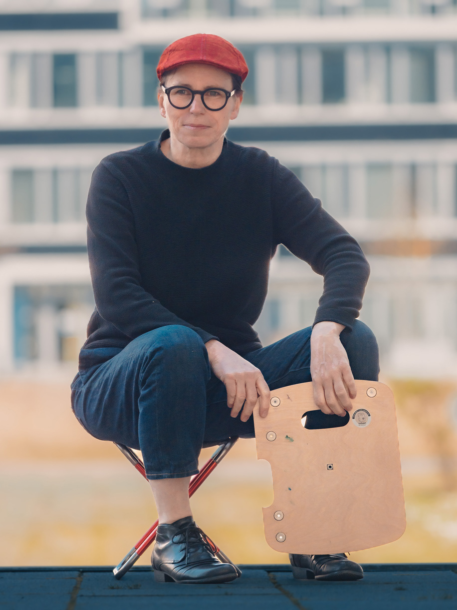 Sonja Delbrück, Designerin mit dem von ihr entwickelten und patentierten Zeichenbrett Urban. Fotografiert von Peter Mayer, Frankfurt 2022