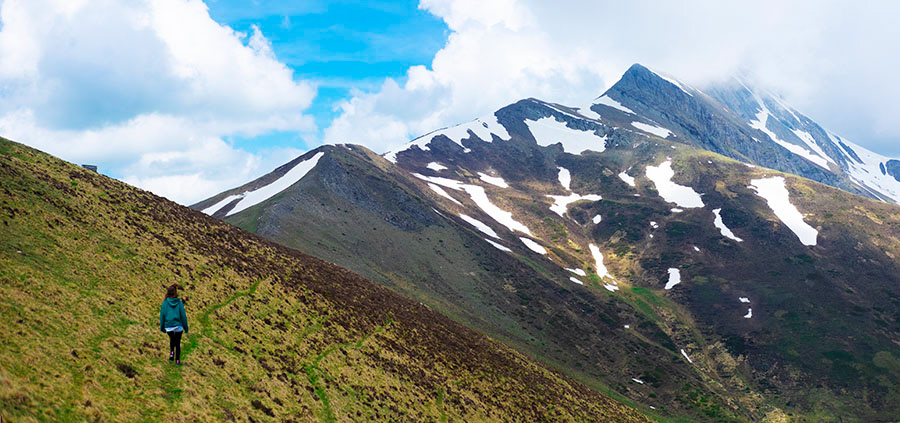 Chica ascendiendo al monte Orhi, Navarra
