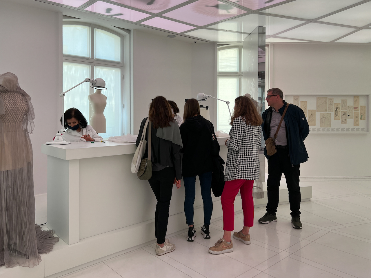 Vrouwen die op het atelier werken zaten klaar om vragen te beantwoorden