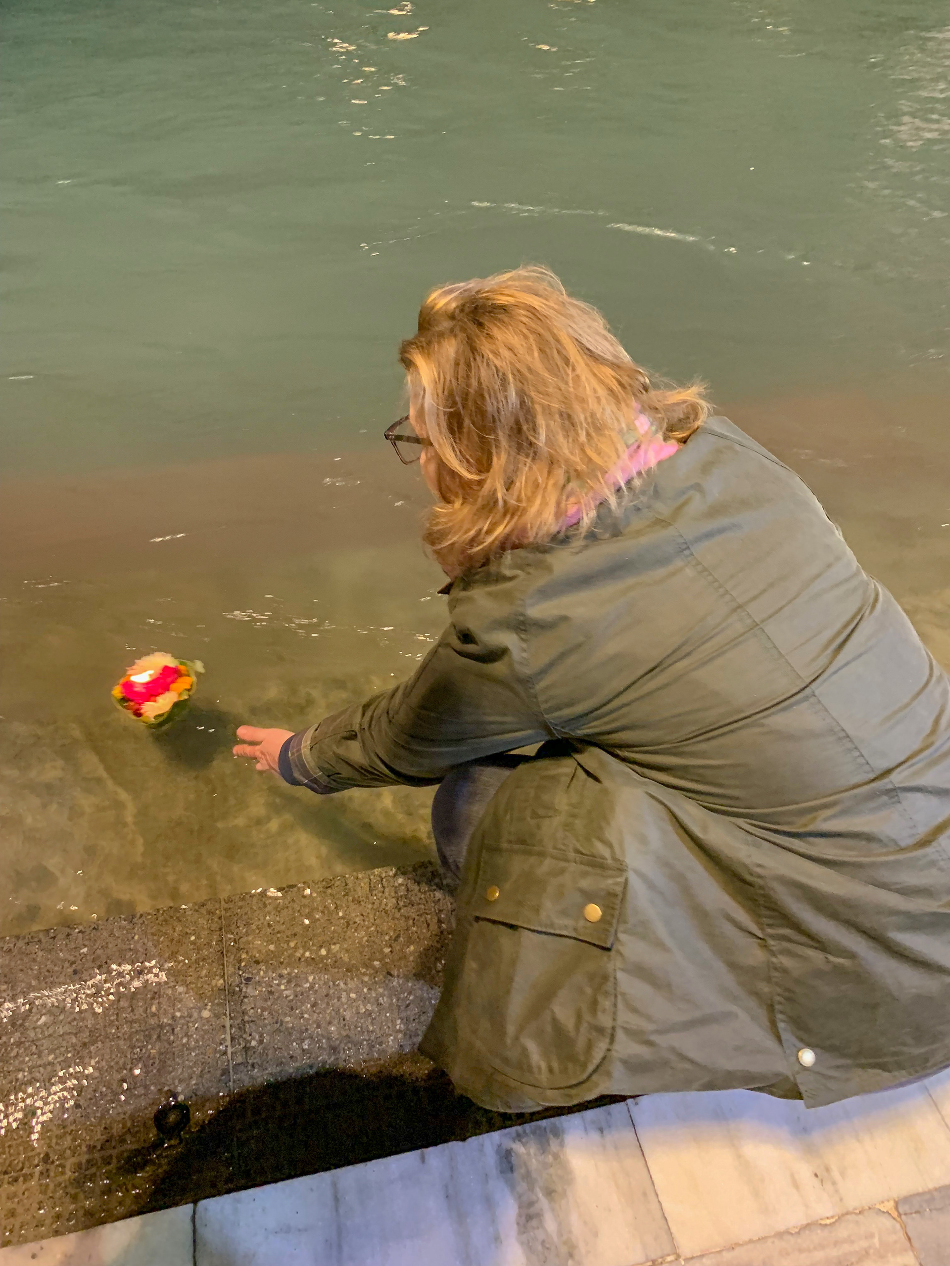 Offer aan de Ganges met natte voeten