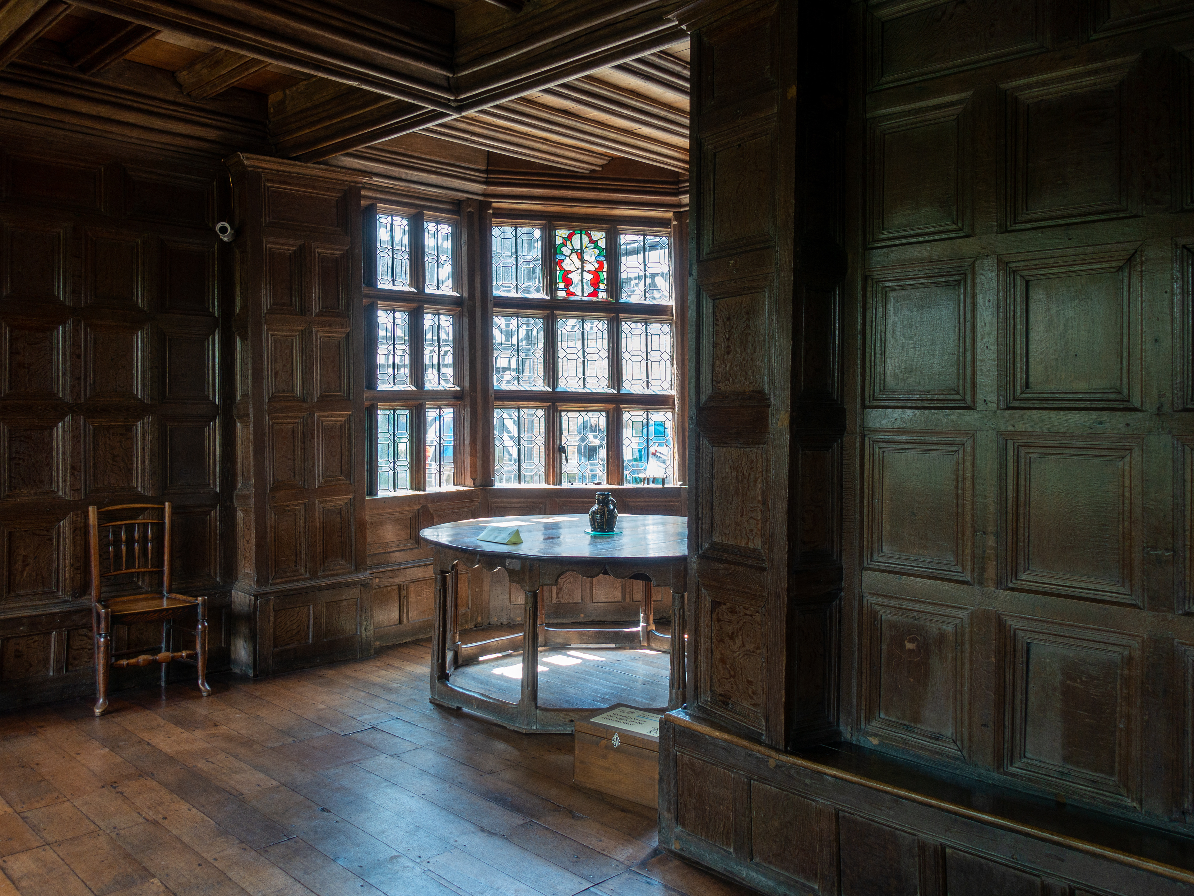 Een van de enige overgebleven meubelstukken