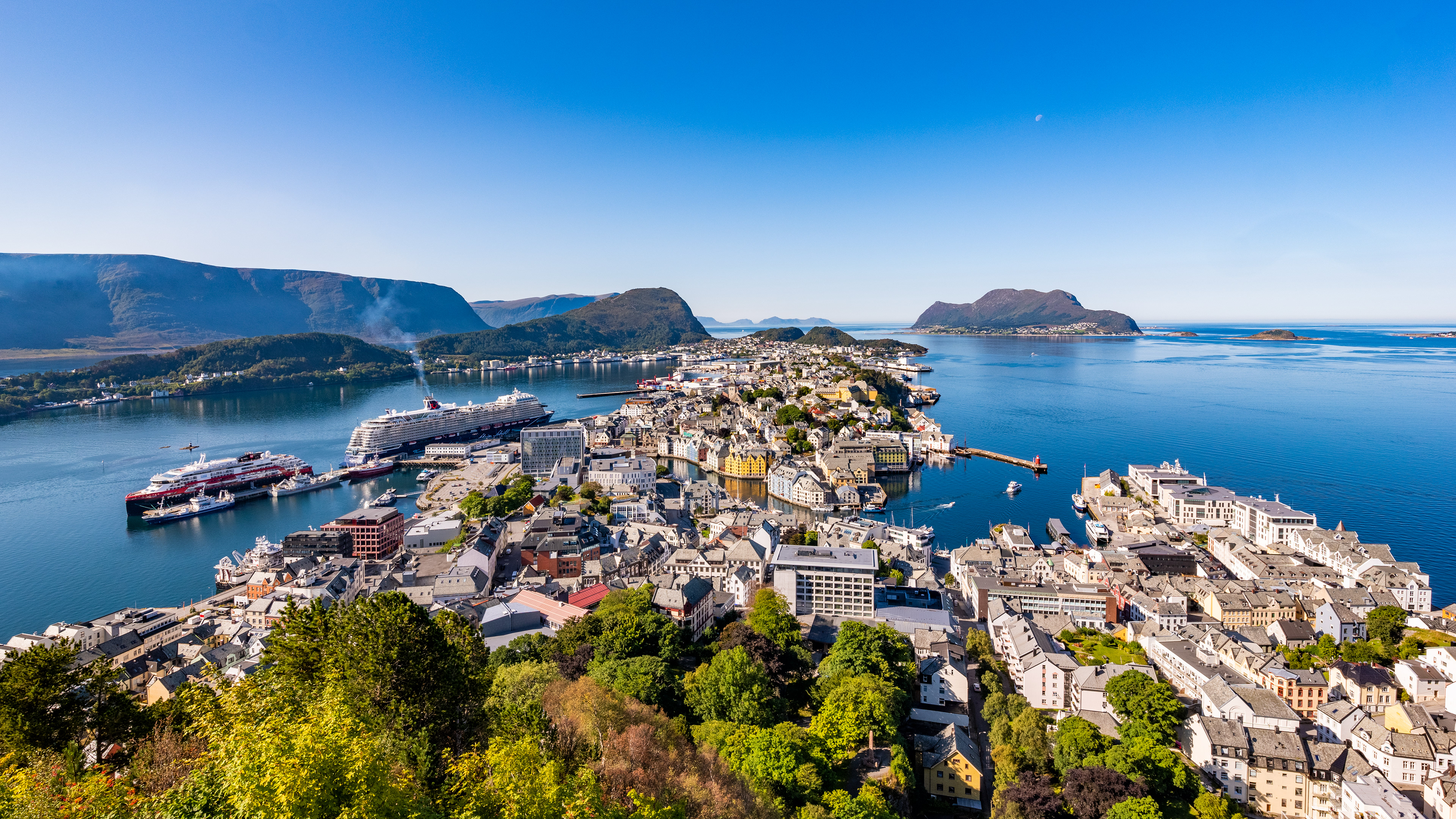 Ålesund, Norway // Leica CL + Leica Elmar TL 11-23 mm // 11 mm, f/8, 1/320s, ISO100