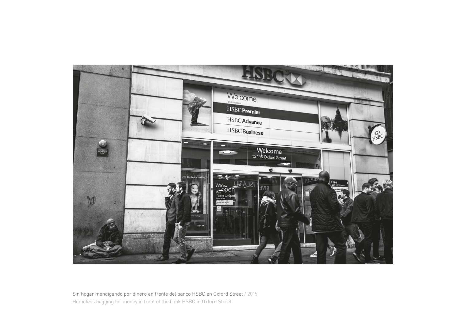 Sin hogar mendigando por dinero en frente del banco HSBC en Oxford Street / Homeless begging for money in front of the bank HSBC in Oxford Street. 2015 © Pedro Rodrigues