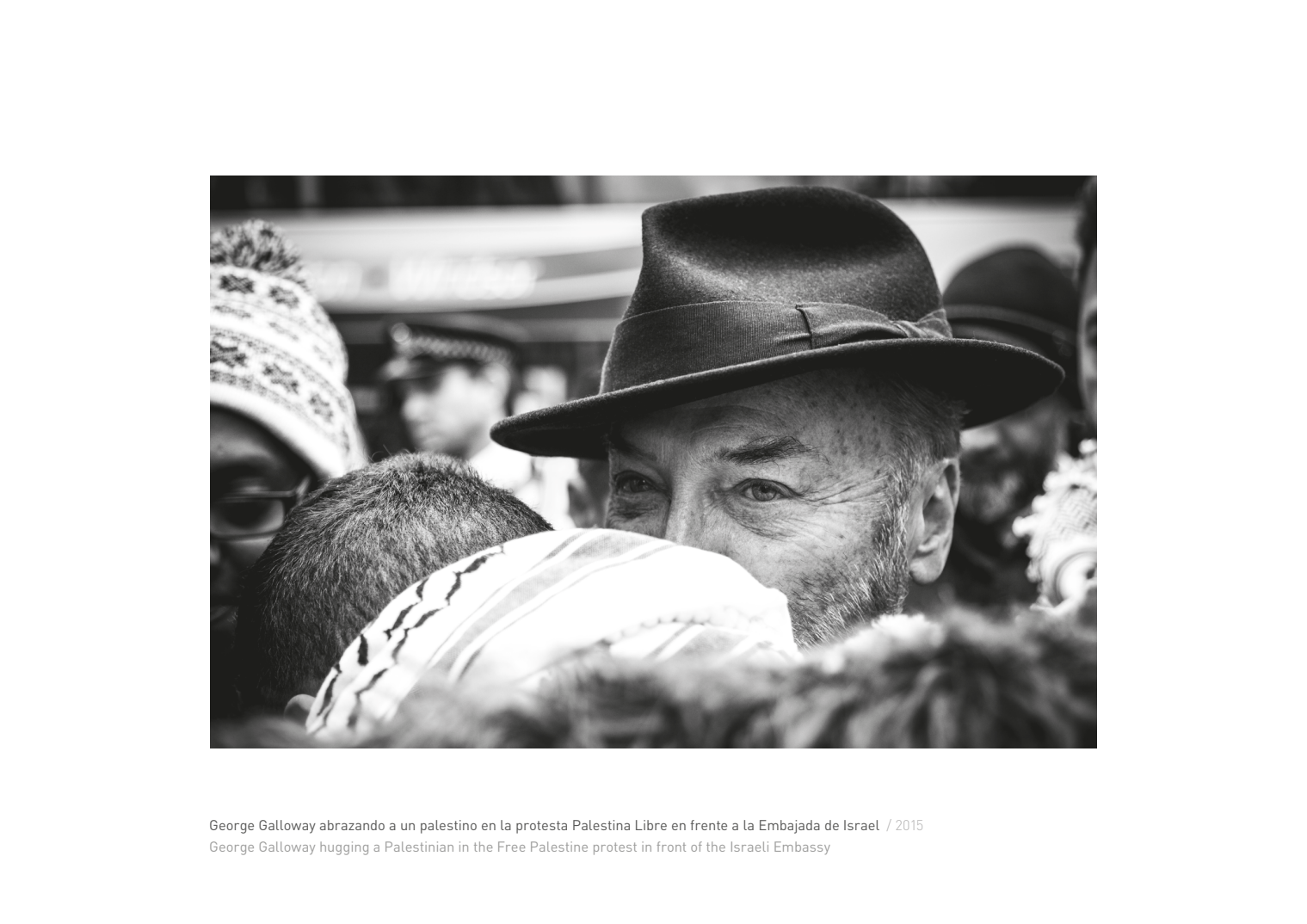 George Galloway abrazando a un palestino en la protesta Palestina Libre en frente a la Embajada de Israel / 2015 George Galloway hugging a Palestinian in the Free Palestine protest in front of the Israeli Embassy. 2015 © Pedro Rodrigues