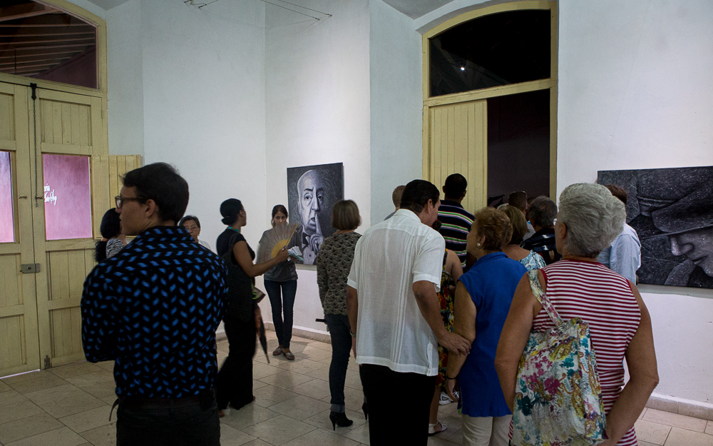 Picture of Gallery Attendants Entering the exhibition room. gallery arte soy in santiago de cuba, cuba. 2015 © Pedro Rodrigues