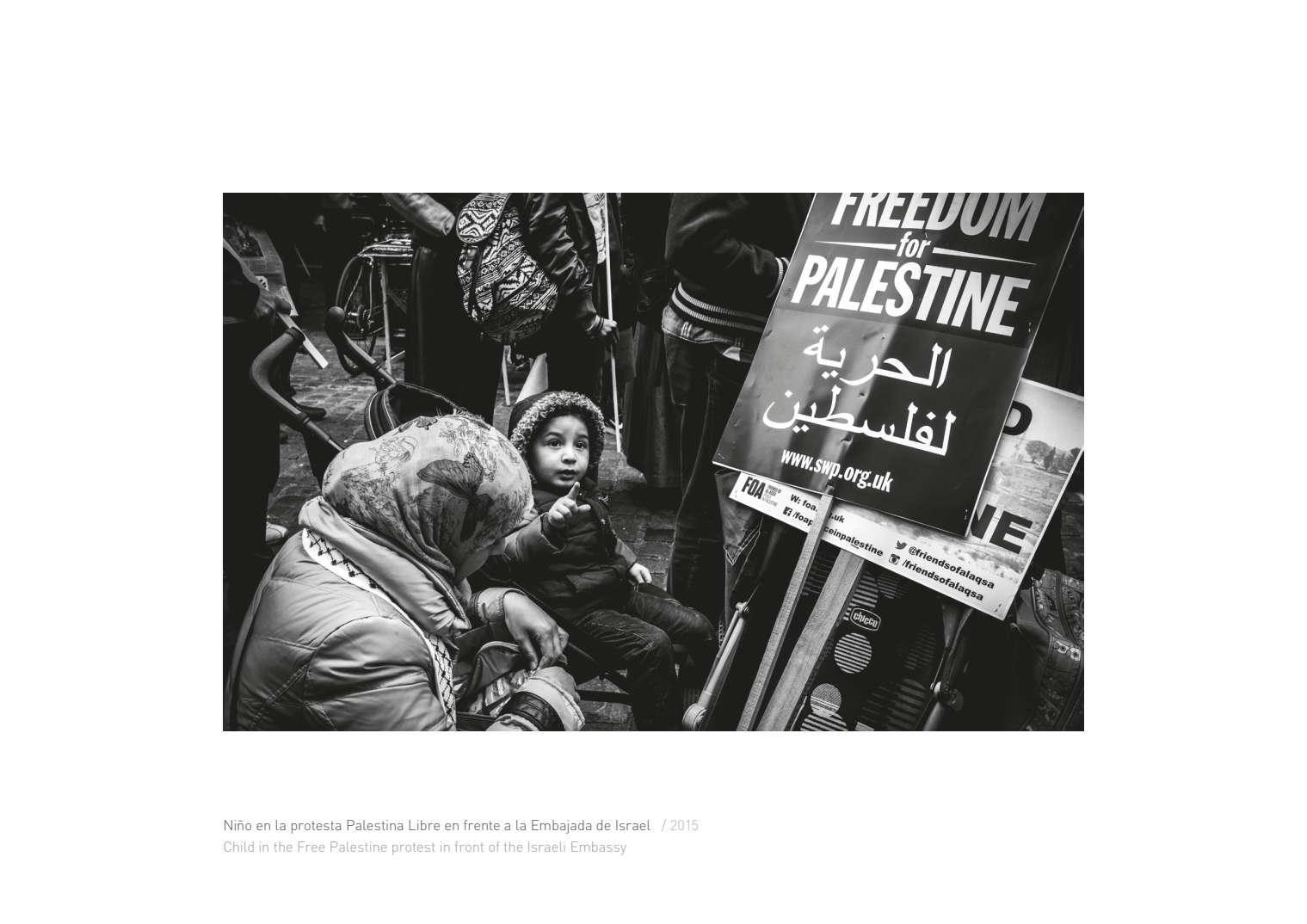 Niño en la protesta Palestina Libre en frente a la Embajada de Israel / 2015 Child in the Free Palestine protest in front of the Israeli Embassy. 2015 © Pedro Rodrigues