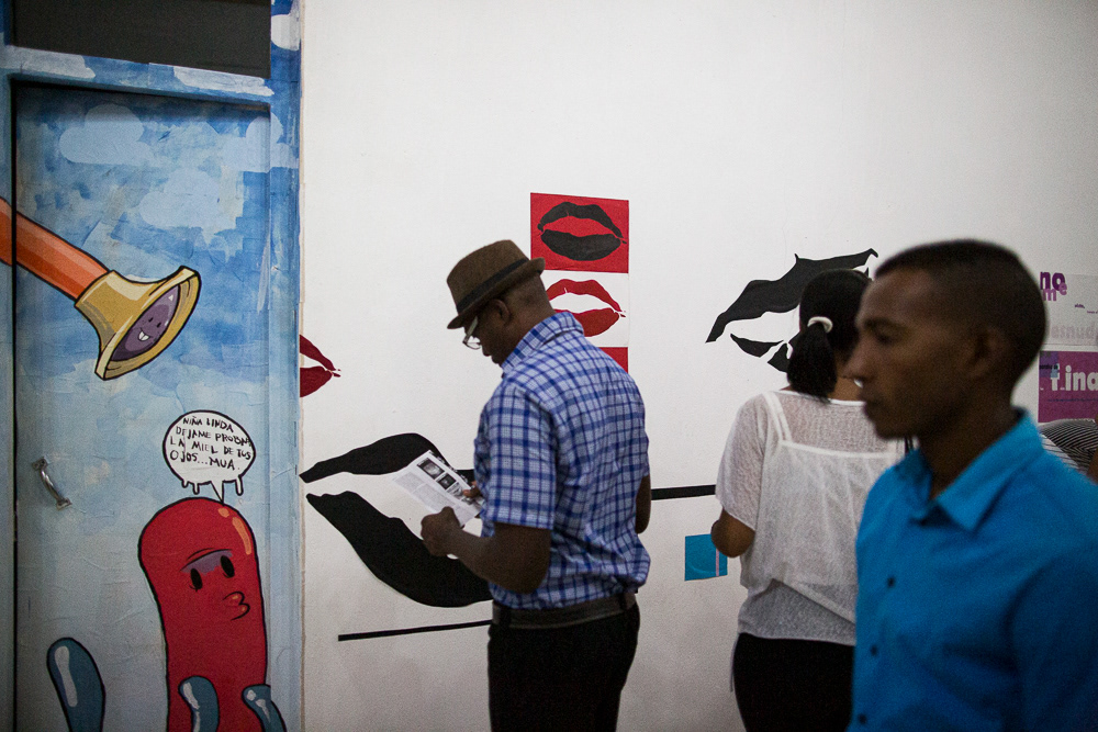Picture of Gallery Attendants at the collective's exhibition room. gallery arte soy in santiago de cuba, cuba. 2015 © Pedro Rodrigues