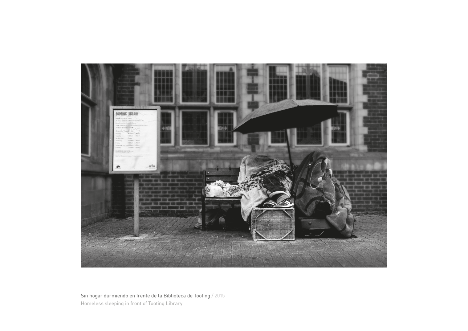 Sin hogar durmiendo en frente de la Biblioteca de Tooting / Homeless sleeping in front of Tooting Library. 2015 © Pedro Rodrigues