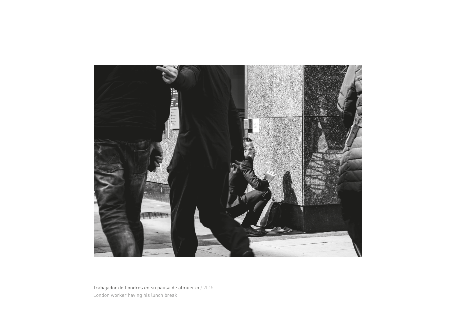 Trabajador de Londres en su pausa de almuerzo / London worker having his lunch break. 2015 © Pedro Rodrigues