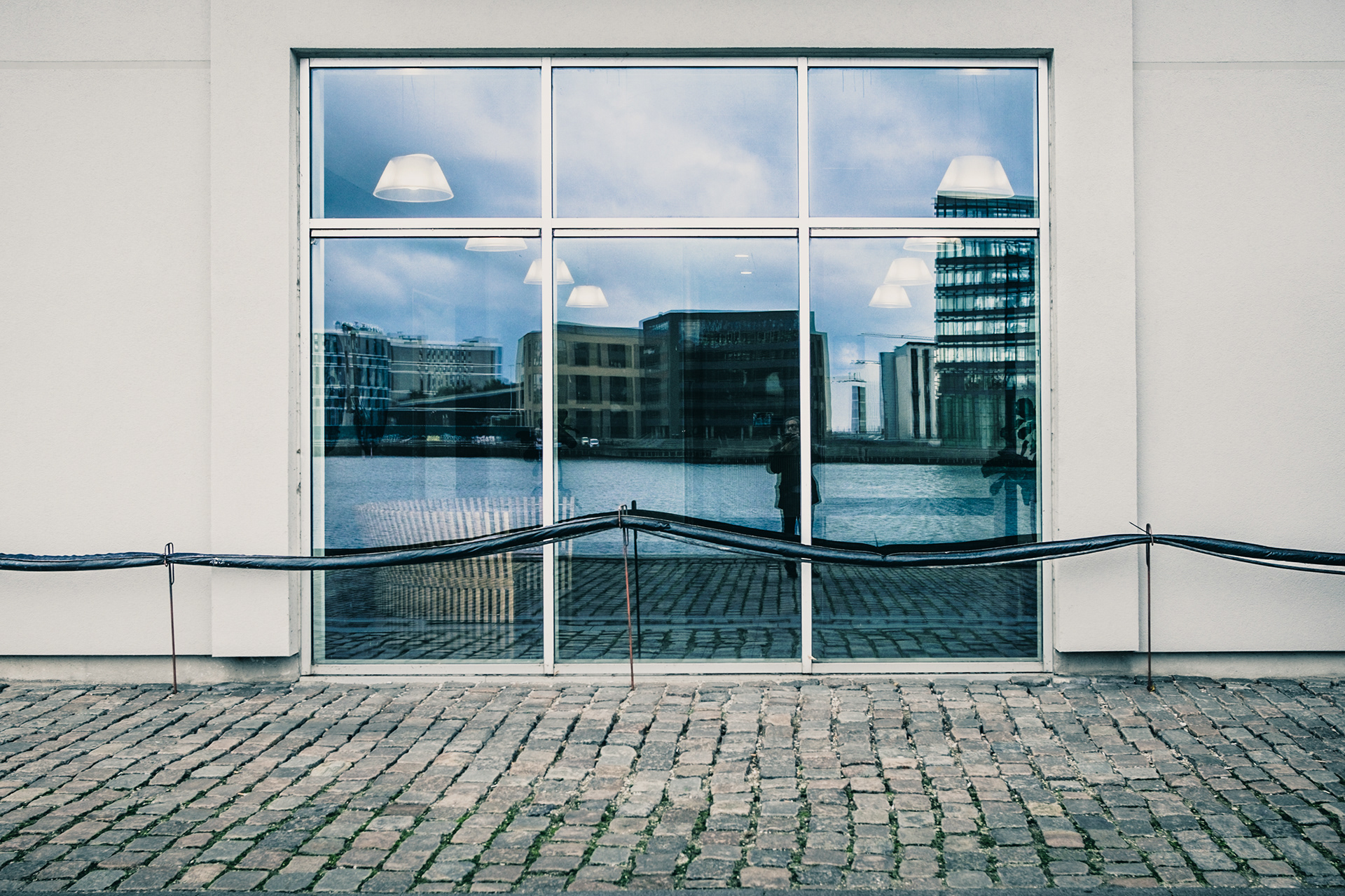 di spalle per guardare dentro