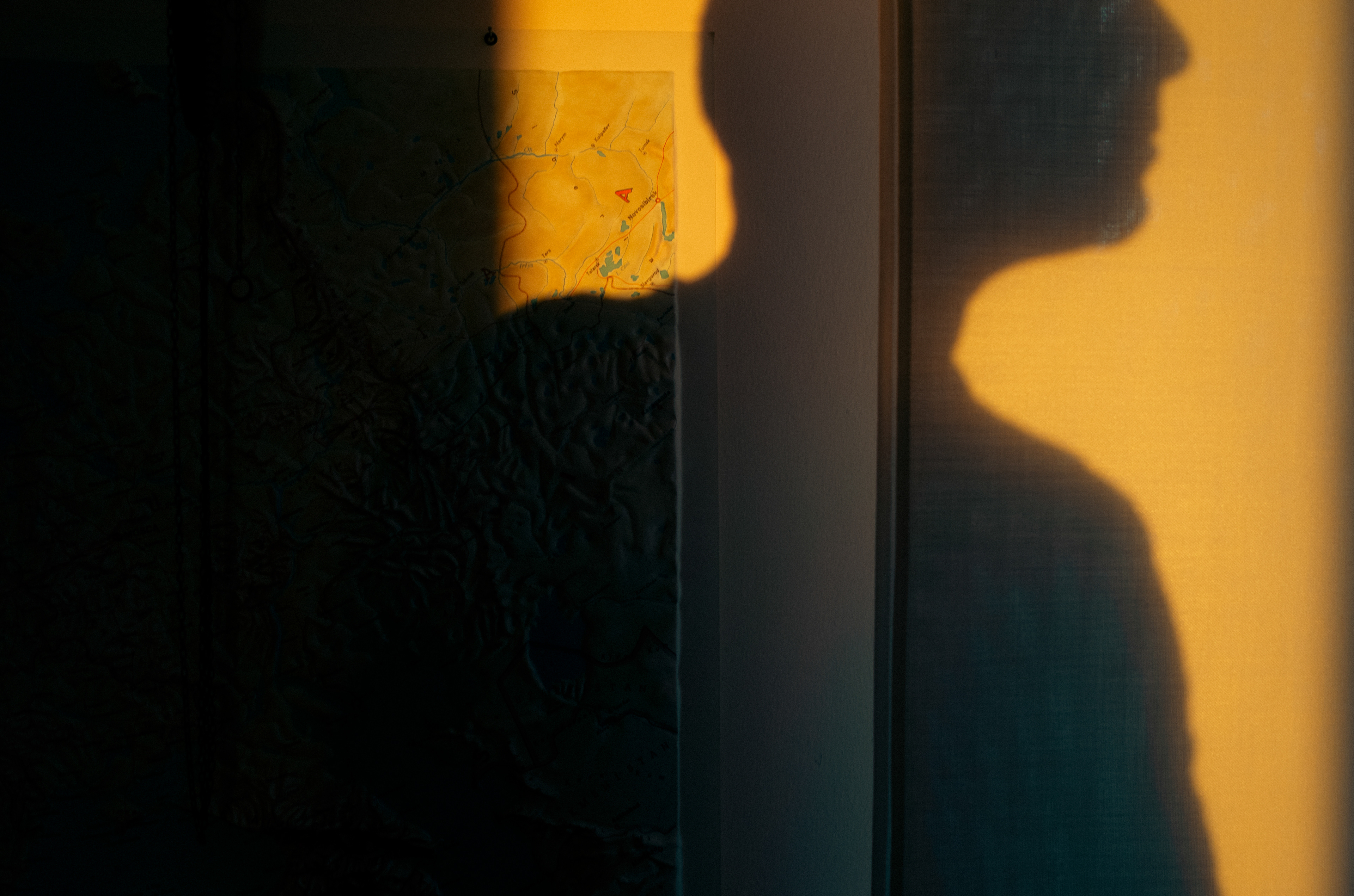 colpito da una striscia di luce calda in mezzo all'afa grigia