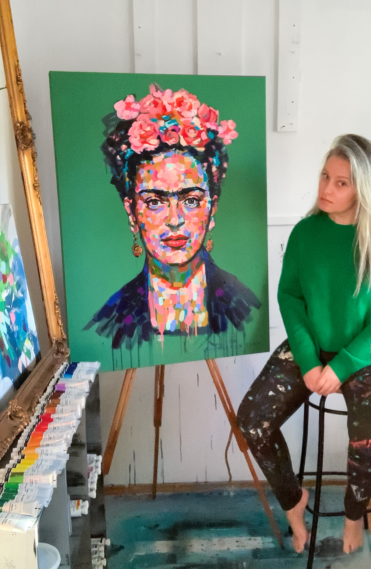 Artist Kramskaya next to her portrait of Kahlo