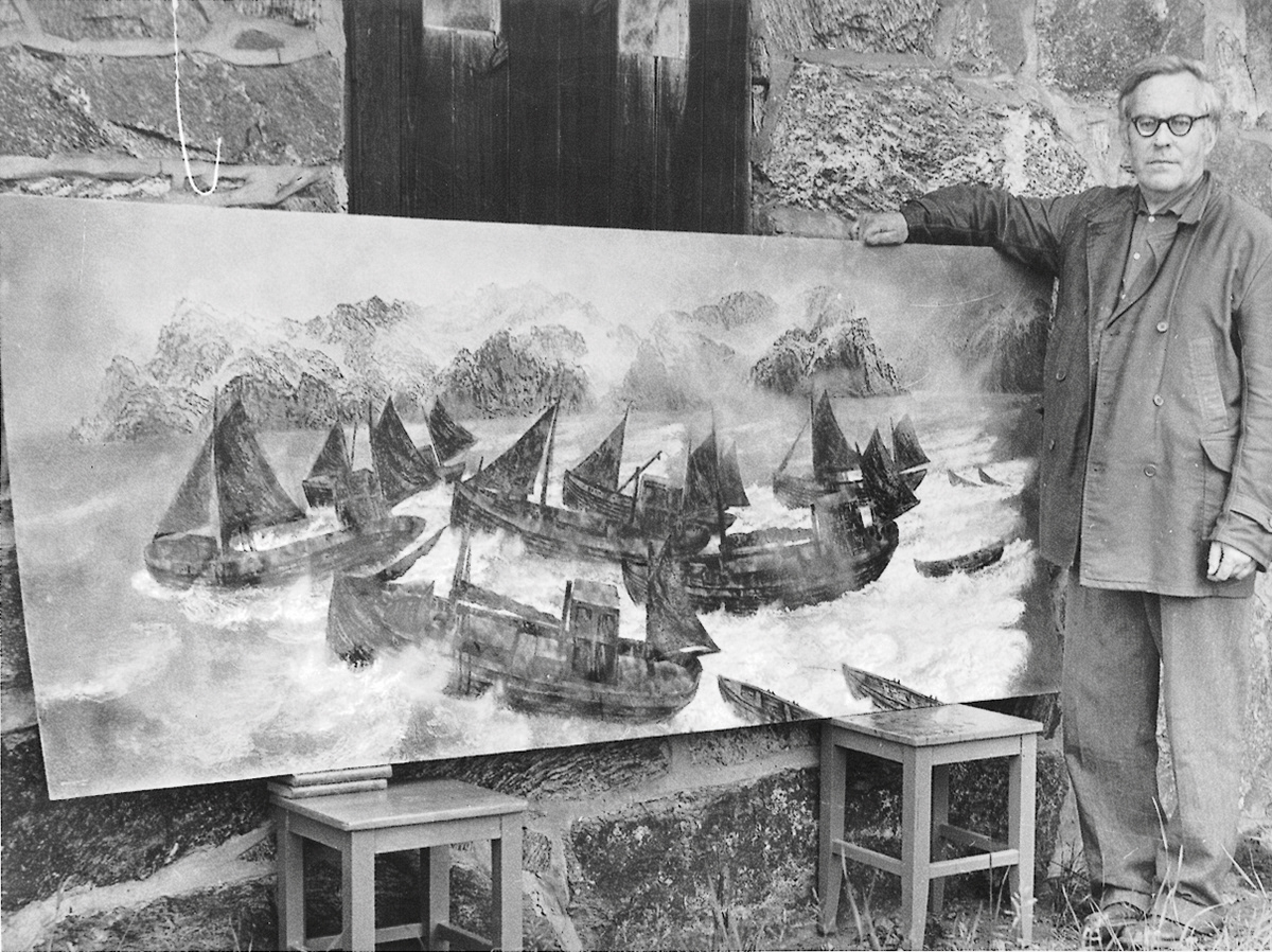 Kunstneren Kaare Espolin Johnson ved maleriet Lofotskøyter, året 1960. Maleriet henger nå ombord i Hurtigruten Trollfjord sammen med seks andre store malerier. Foto: privat.