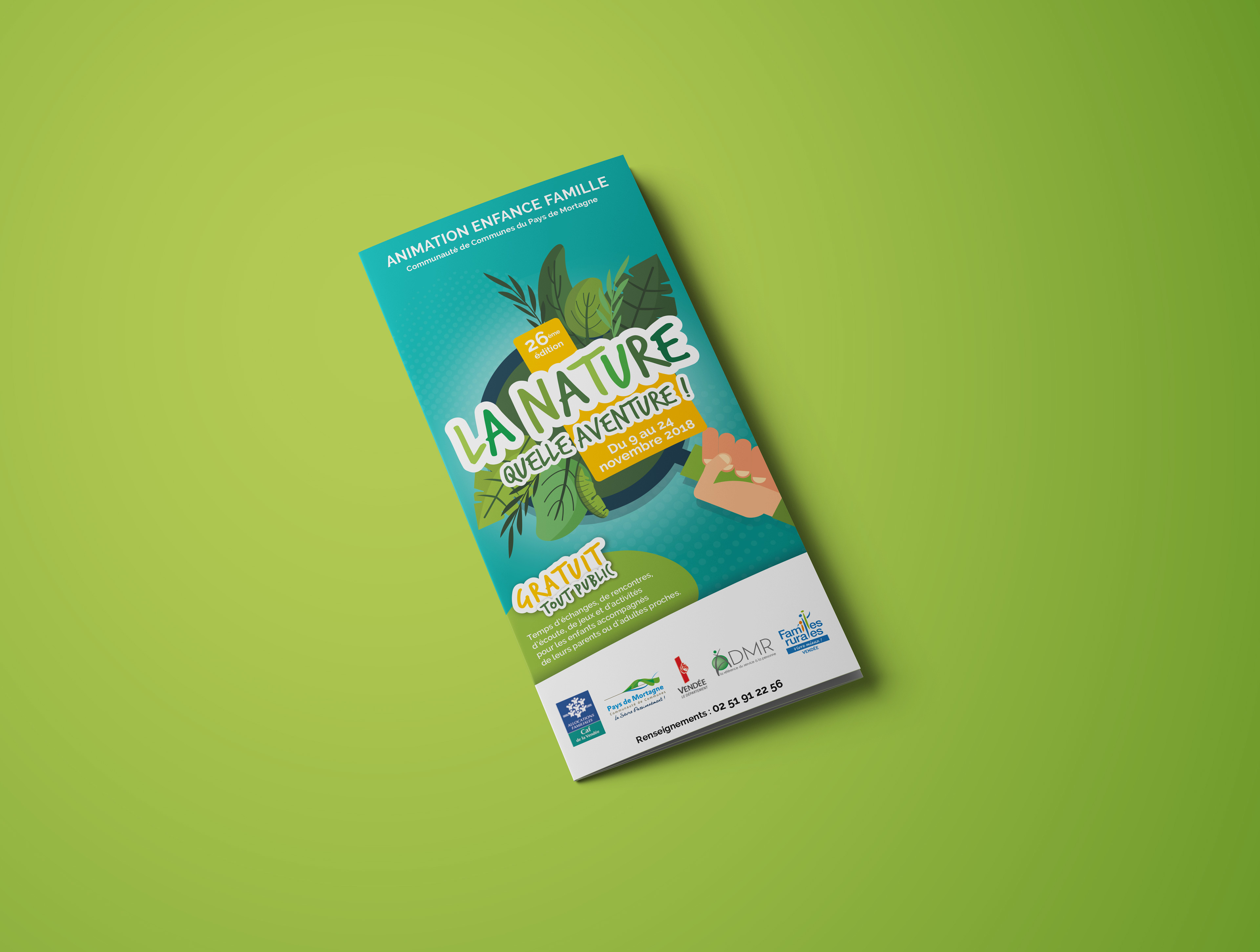 couverture du dépliant 3 volets pour les Familles Rurales de Vendée. Graphisme simple, illustration de feuilles sur fond bleu.