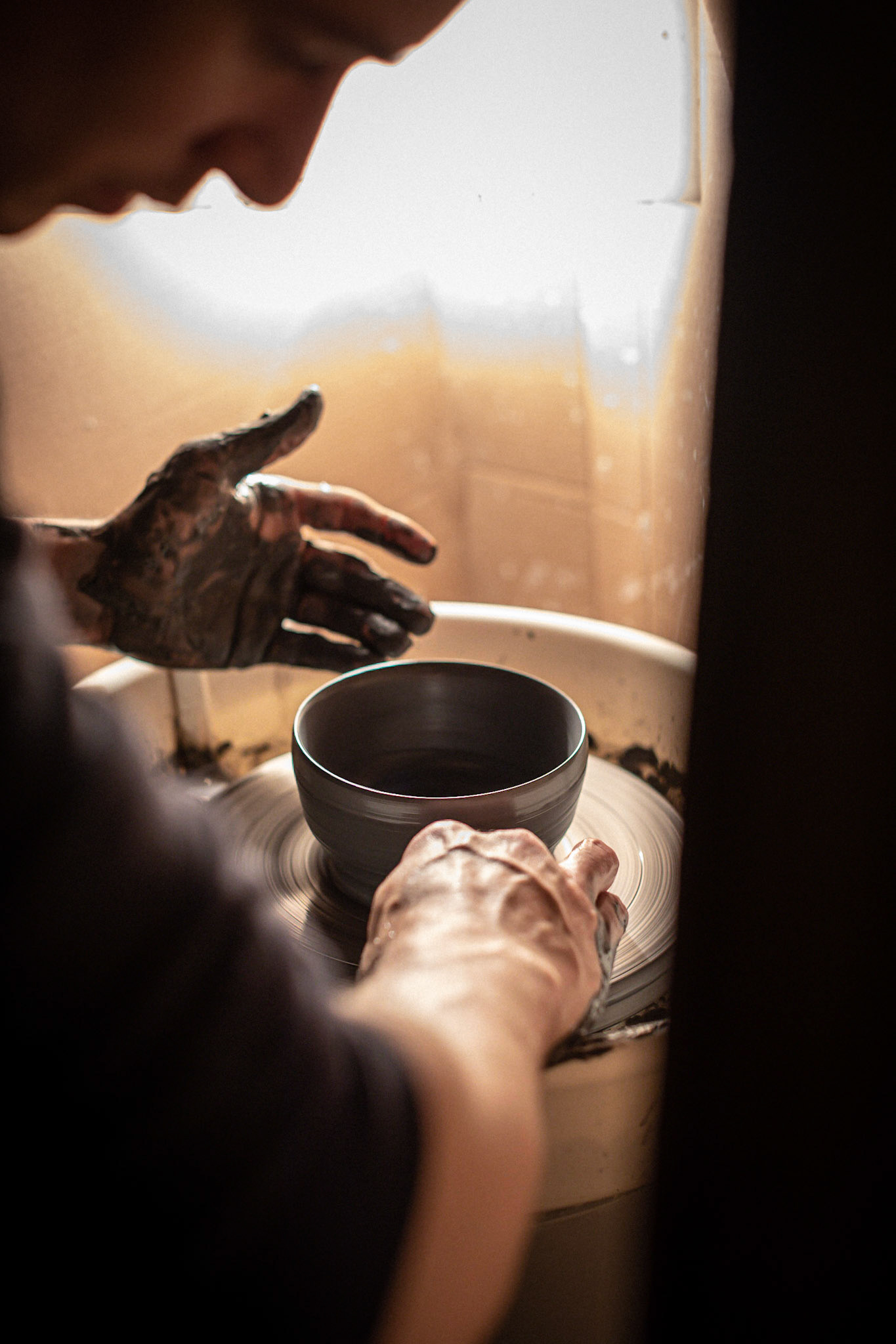 Romain Mahi (chef de Accents* Bourse) et sa céramique