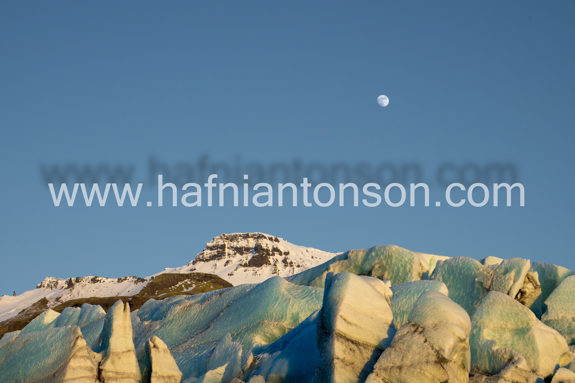 Svinafelljökull moon