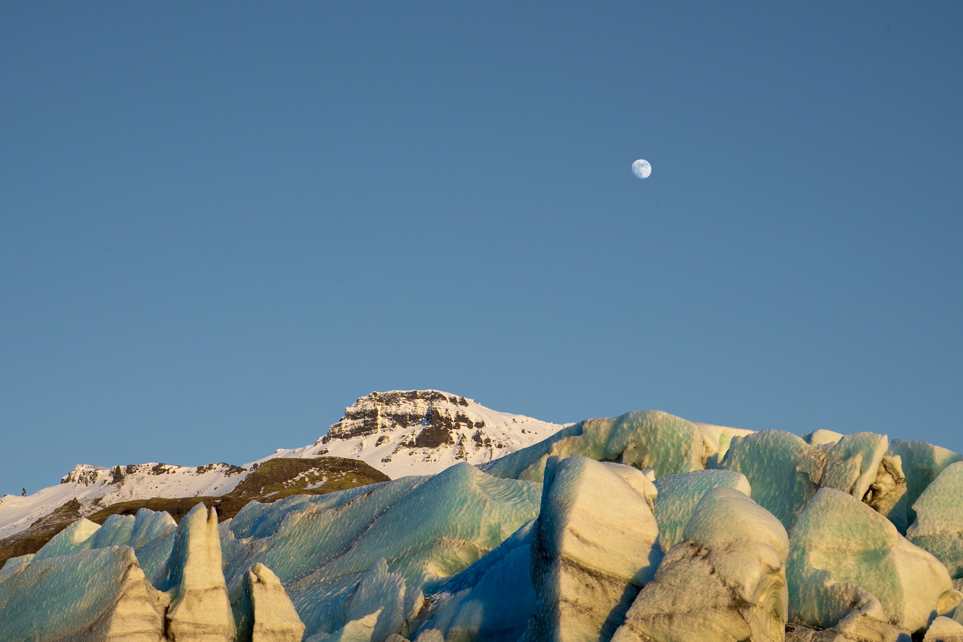 Svinafelljökull moon