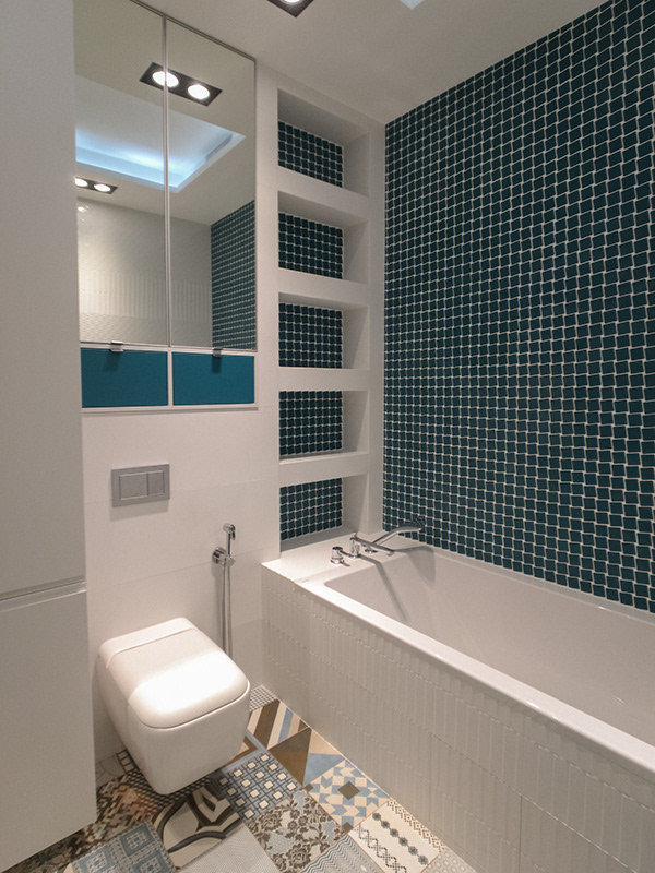 built-in tiled shelves above the bathtub