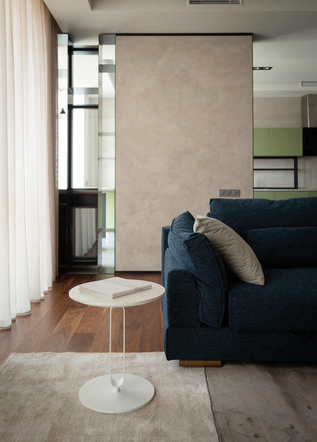 living room with marmorino stucco column