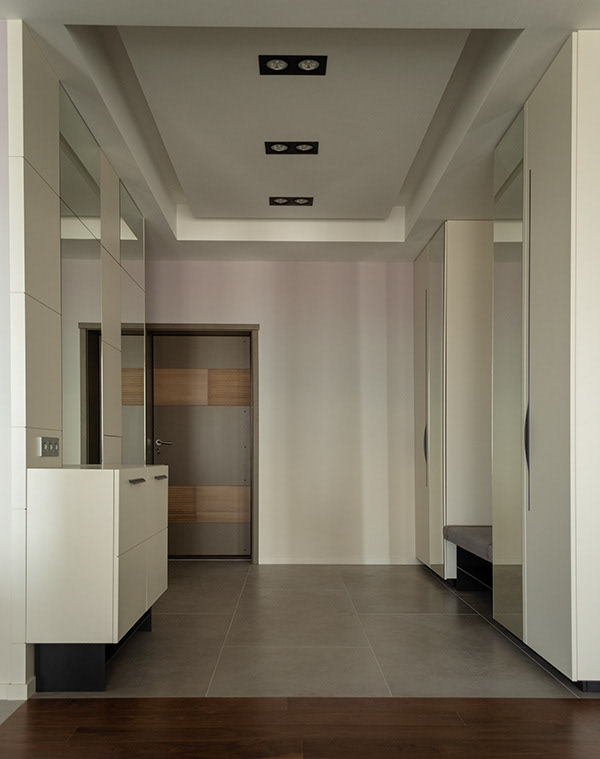 HIDDEN STORAGE AND SEAMLESS PANELING CREATE A CLEAN, WELCOMING ENTRY.