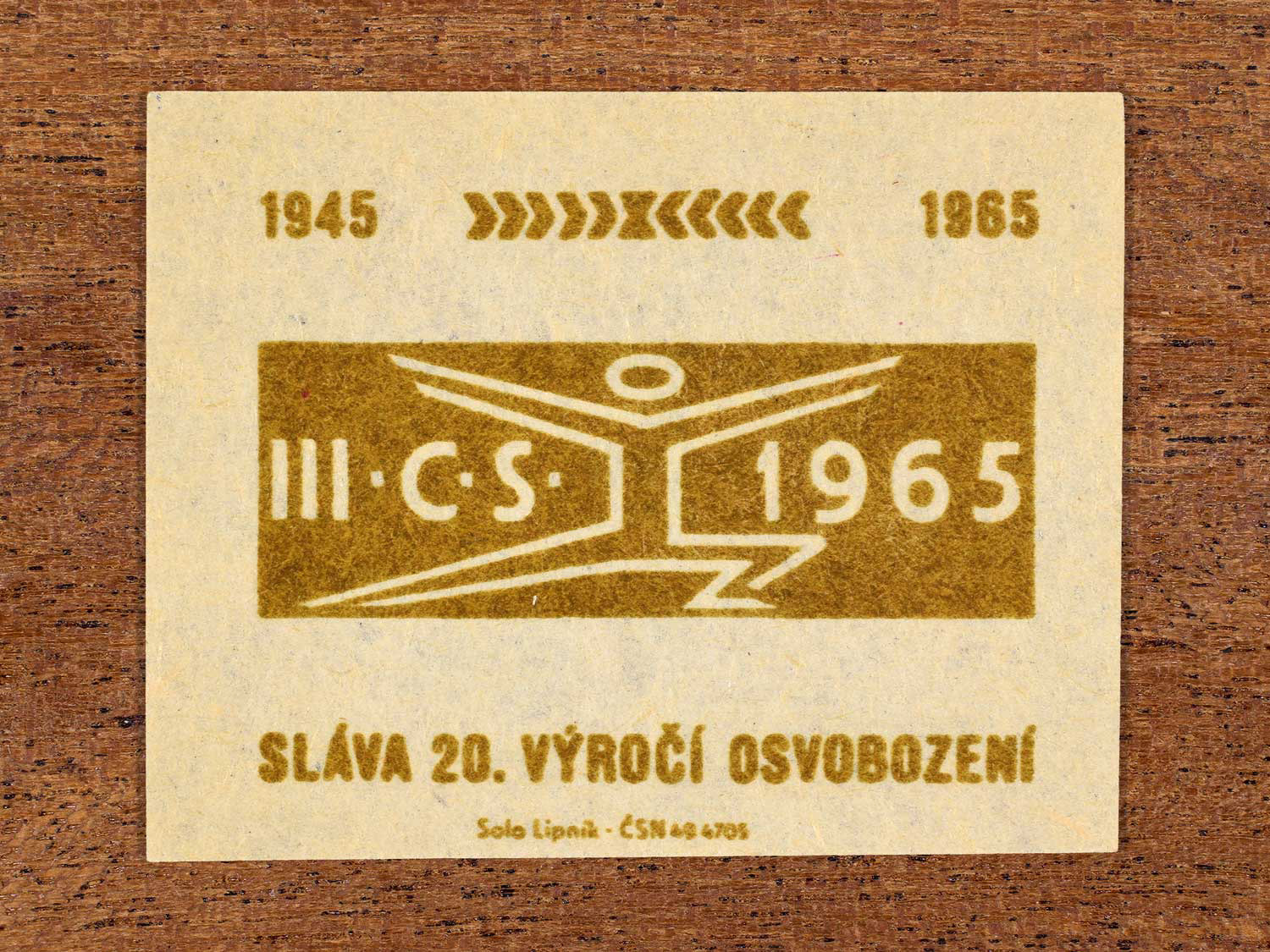 Vintage 1965 Czechoslovak matchbox label showing a symbolic athletic figure in gold. Produced by the Solo Lipník match factory to promote physical fitness and sporting achievement.