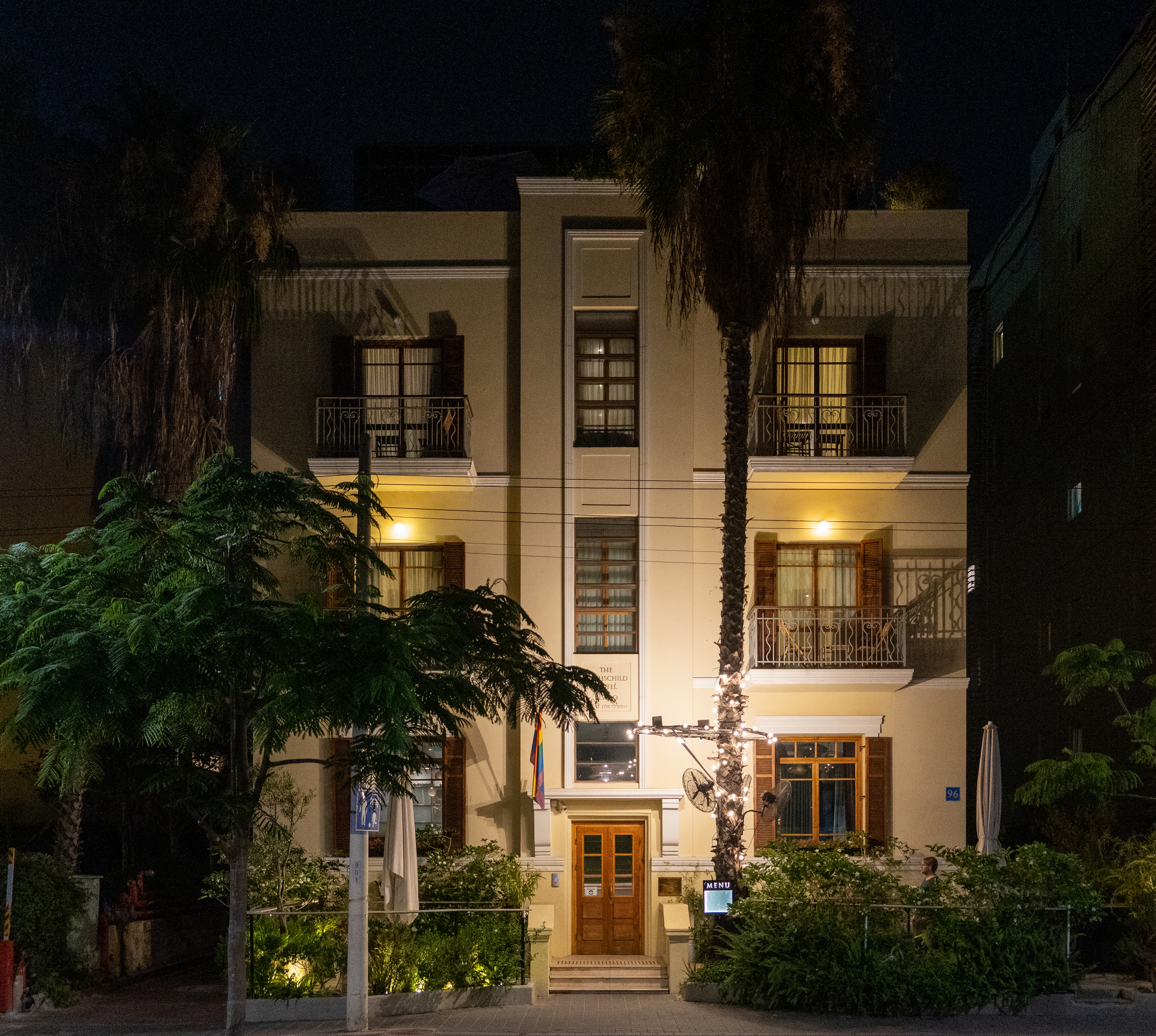 Rothschild Boulevard is known for it’s early 20th century architecture: From the eclectic architecture of Tel Aviv’s first years to the Bauhaus style of the 1930’s. The “White Town” is an UNESCO World Heritage site.