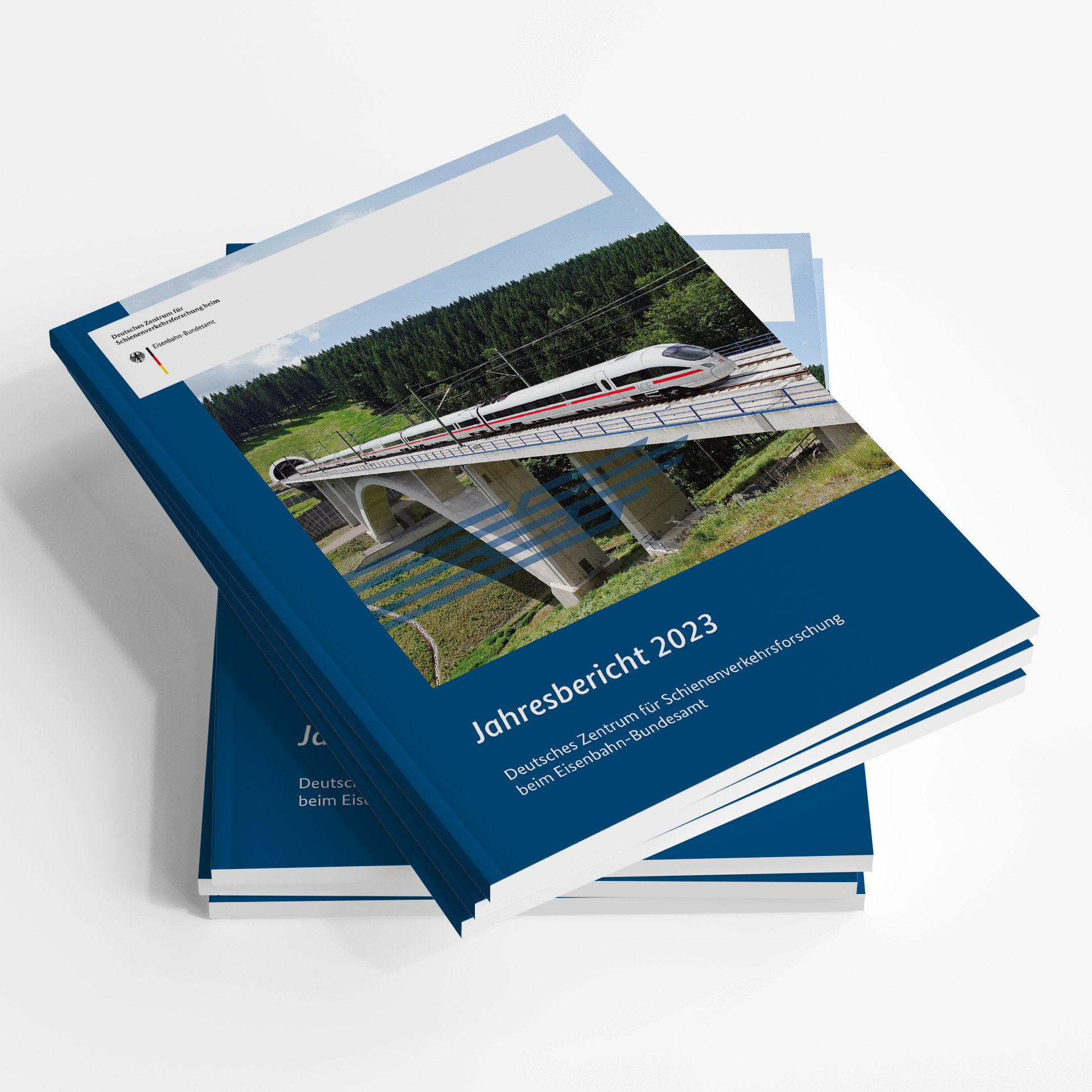Deutsches Zentrum für Schienenverkehrsforschung, DZSF, Jahresbericht 2023, Stapel mit gedruckten Jahresberichten mit Titelbild