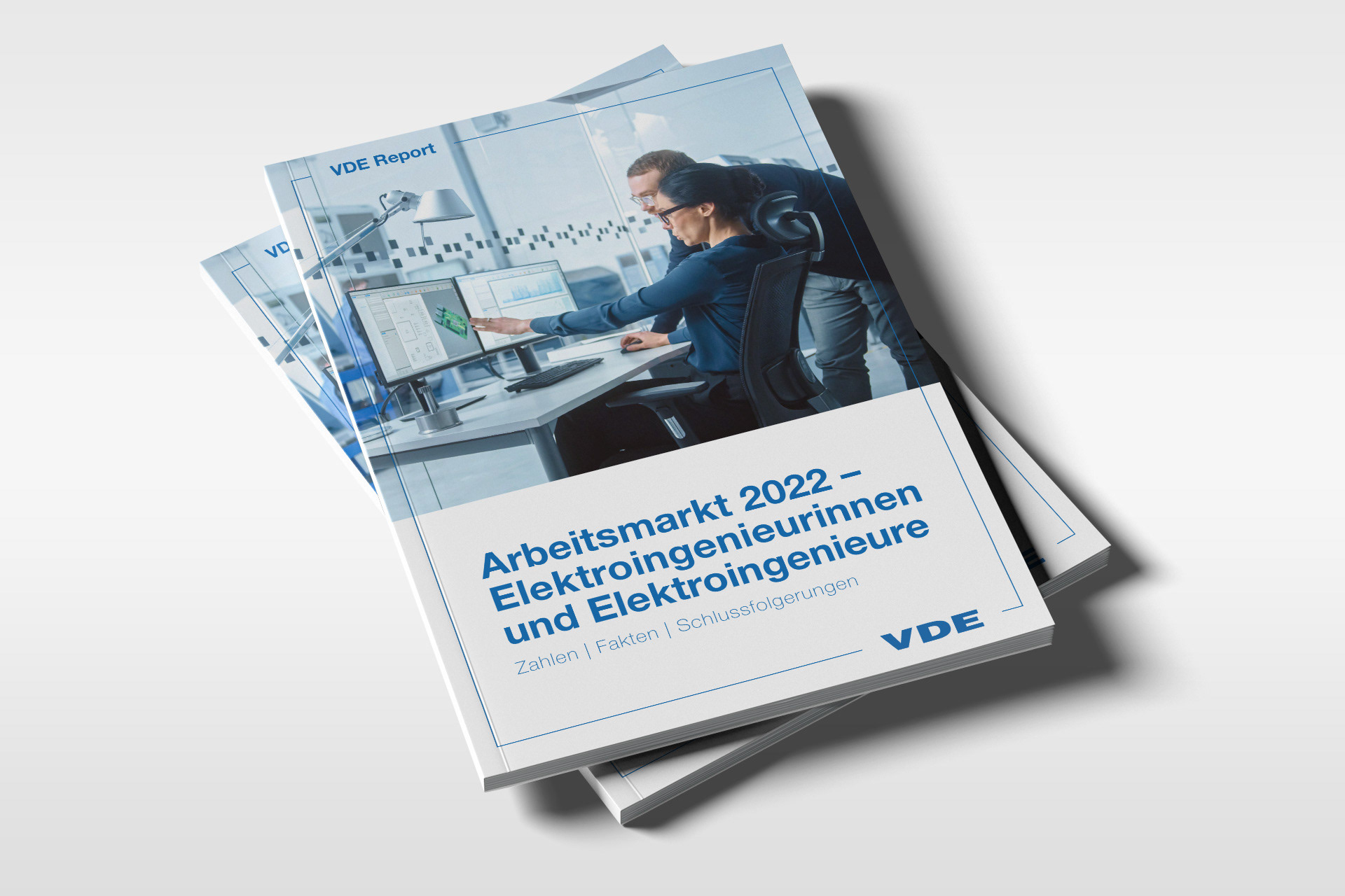VDE, Arbeitsmarktstudie 2022 Elektroingenieure, Stapel der gedruckten Studien mit Titelbild