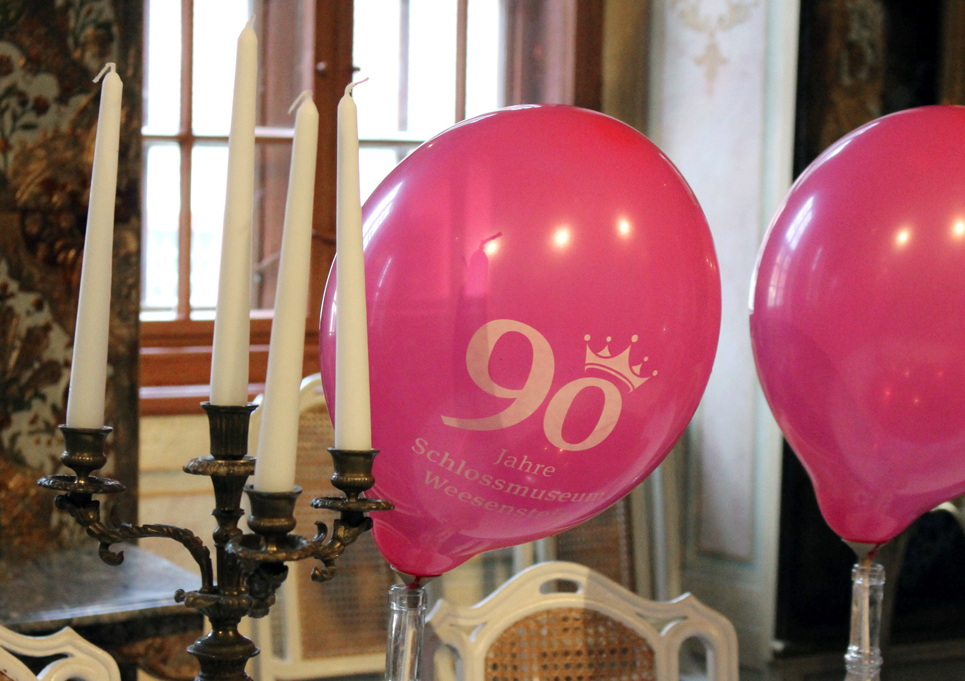 Schloss Weesenstein, 90 Jahre Schlossmuseum, Tischdekoration mit Luftballons mit dem Logo der Ausstellung