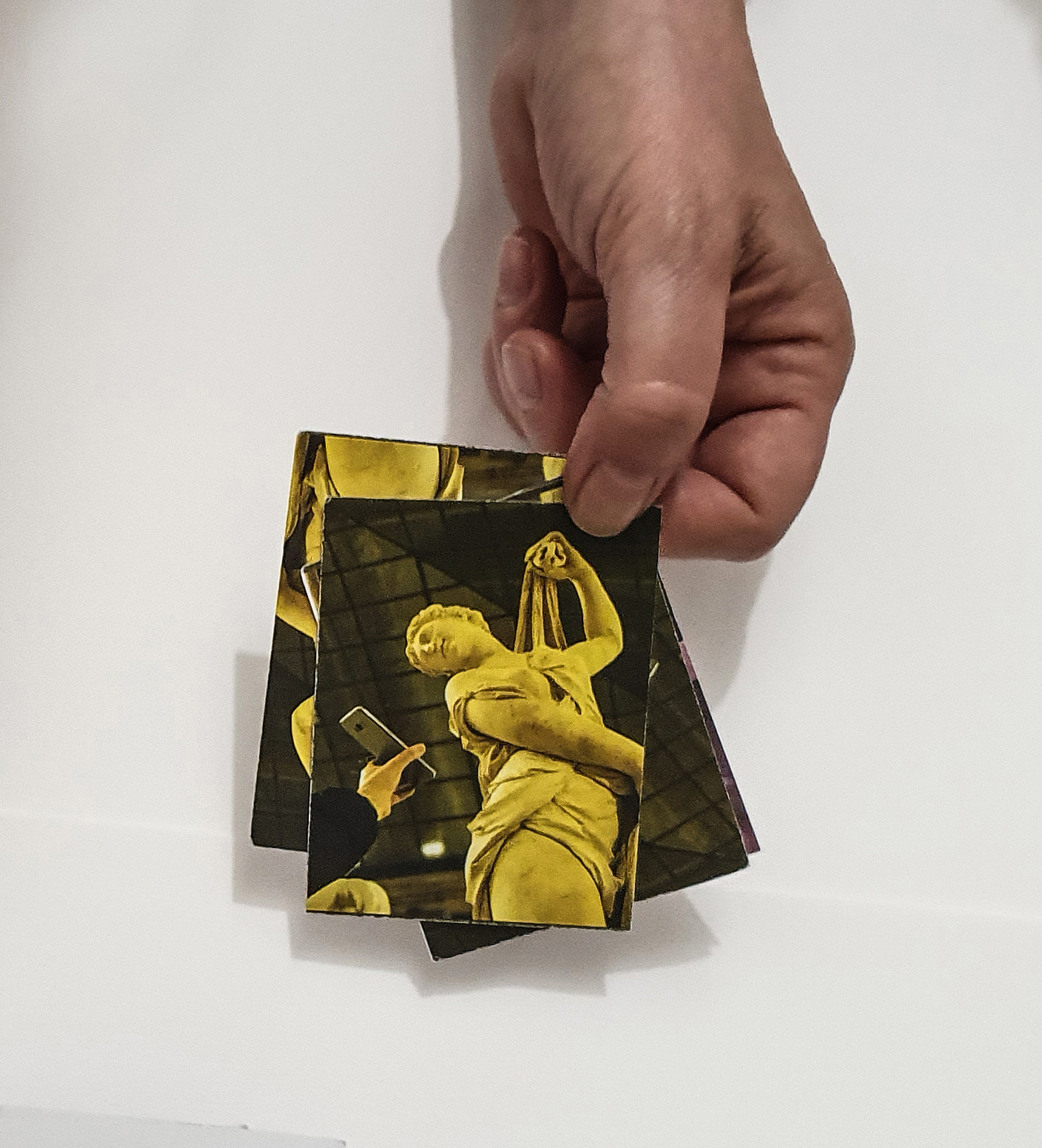 Cartes souvenir redirigeant vers le compte Instagram.