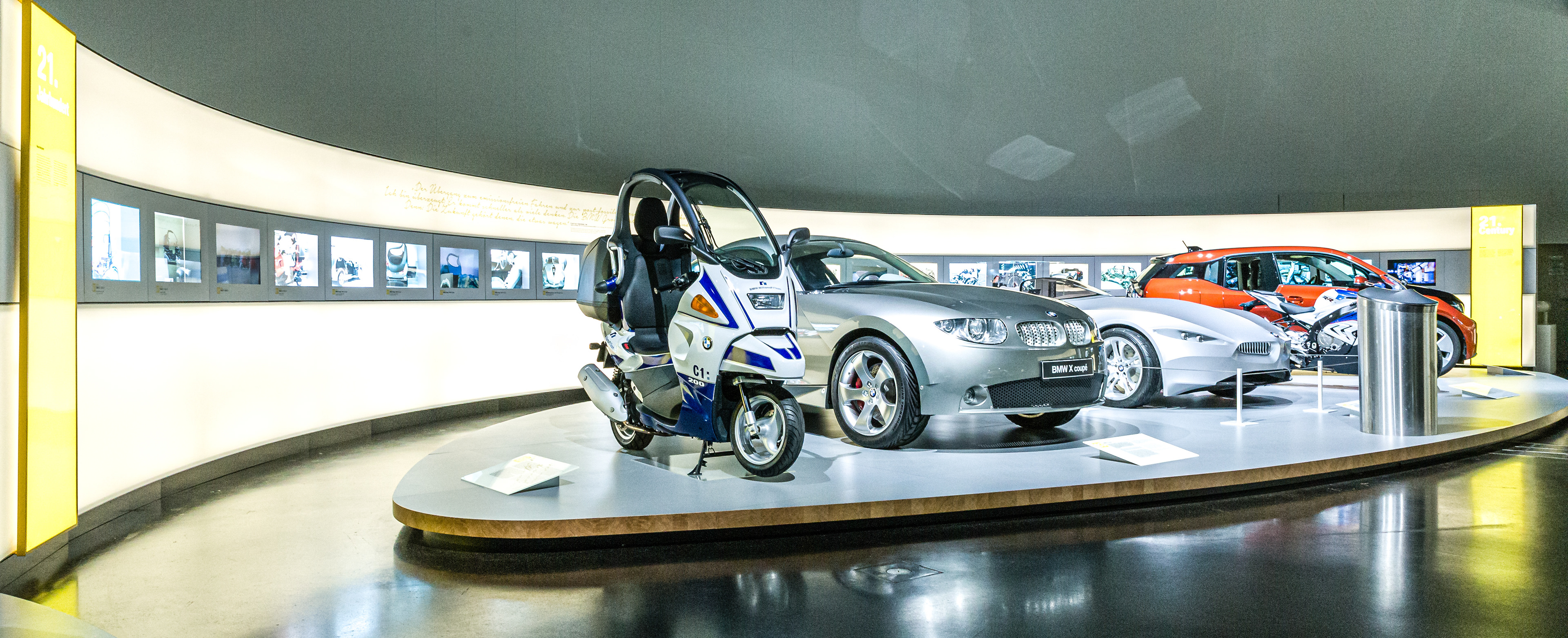 Grafikarbeiten der Ausstellung, BMW-Museum München