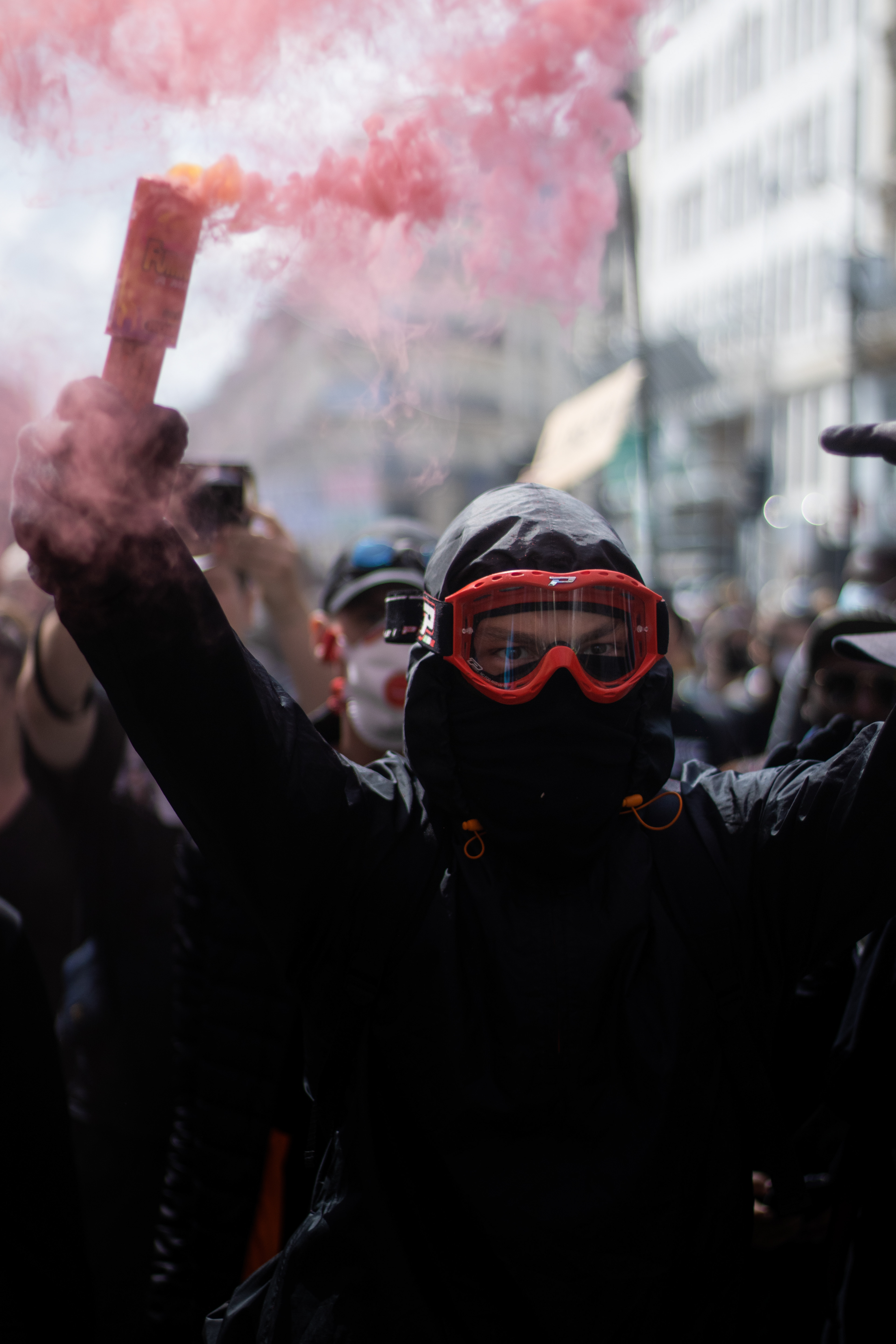 Certains manifestants allument des fumigènes.