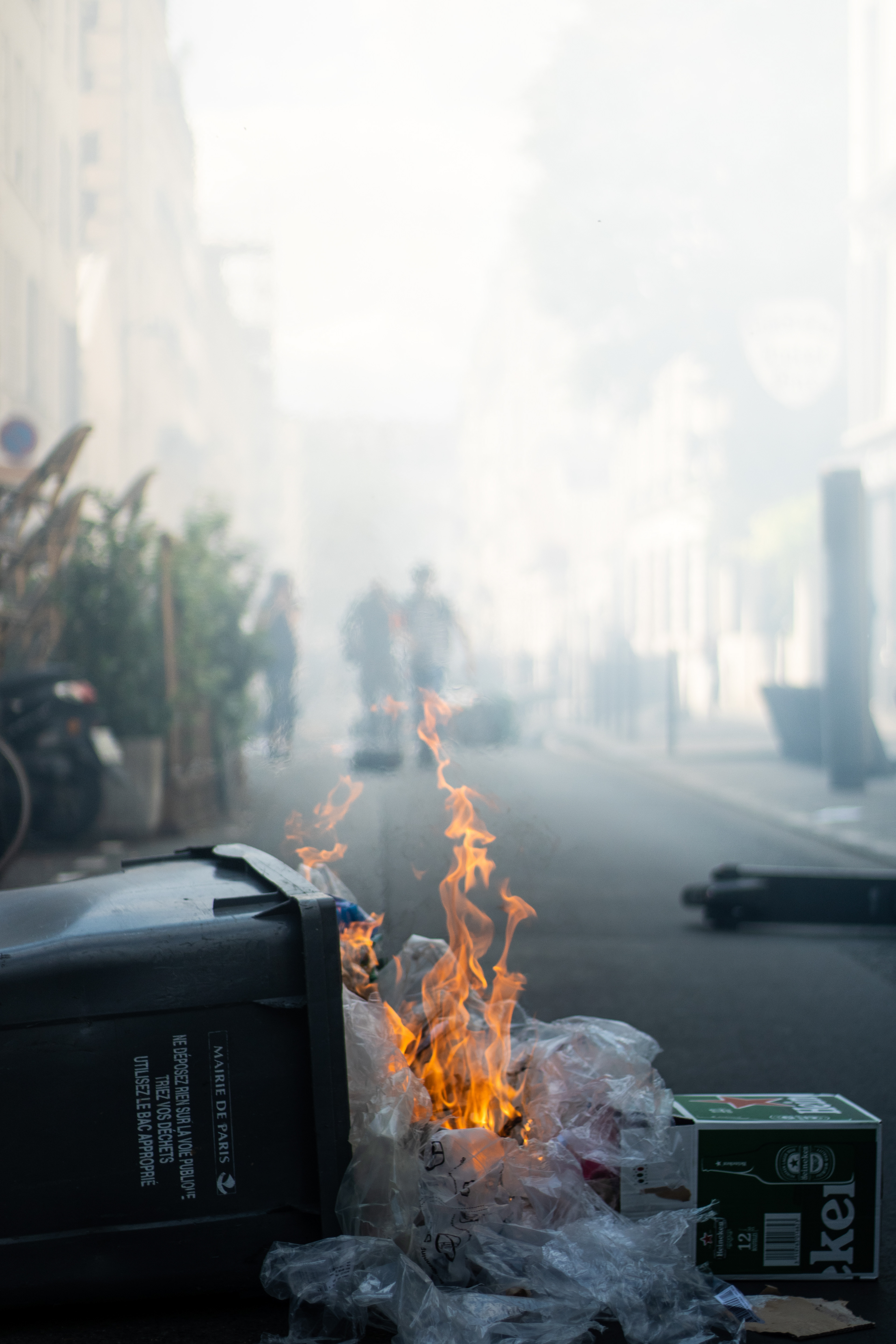 Peu après le passage de République, une partie des manifestants part en manifestation sauvage. Certains objets de mobilier urbain sont mis à feu.