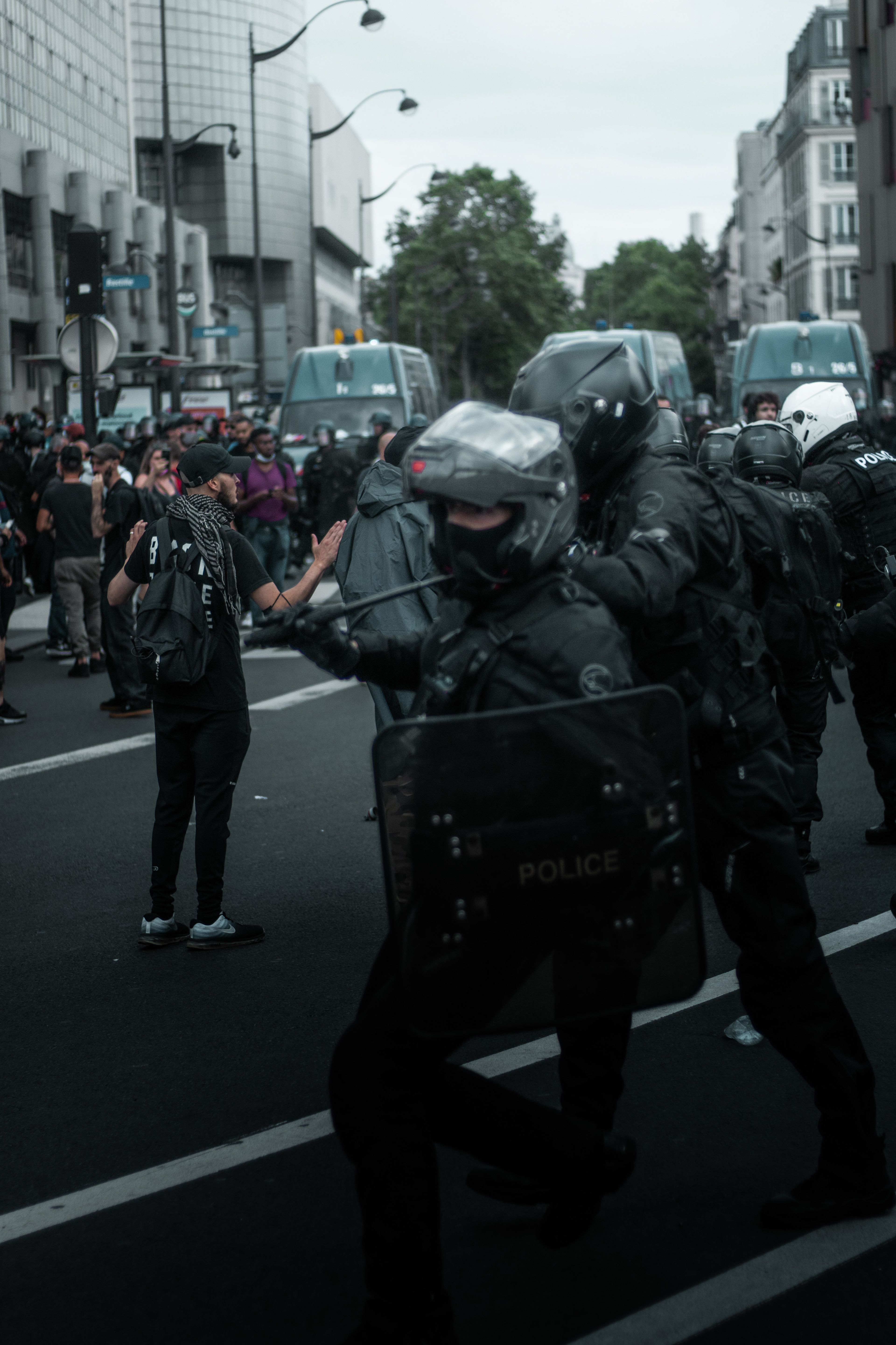 A l'arrivée sur Bastille, plusieurs tensions naissent entre manifestants et forces de l'ordre, notamment de la BRAV-M