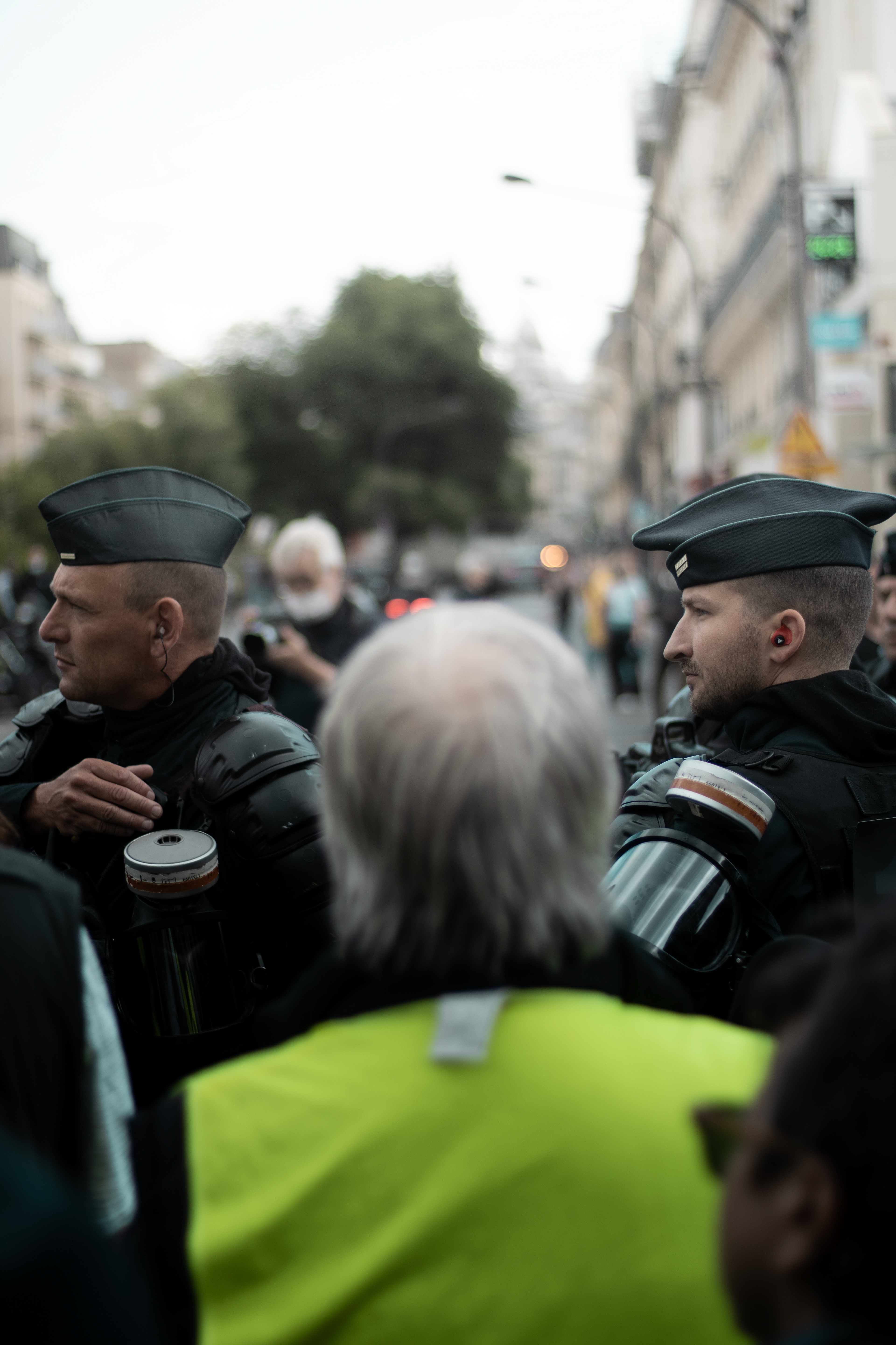 Au départ de la place de Clichy, la manifestation anti pass sanitaire est très encadrée par les forces de l'ordre.