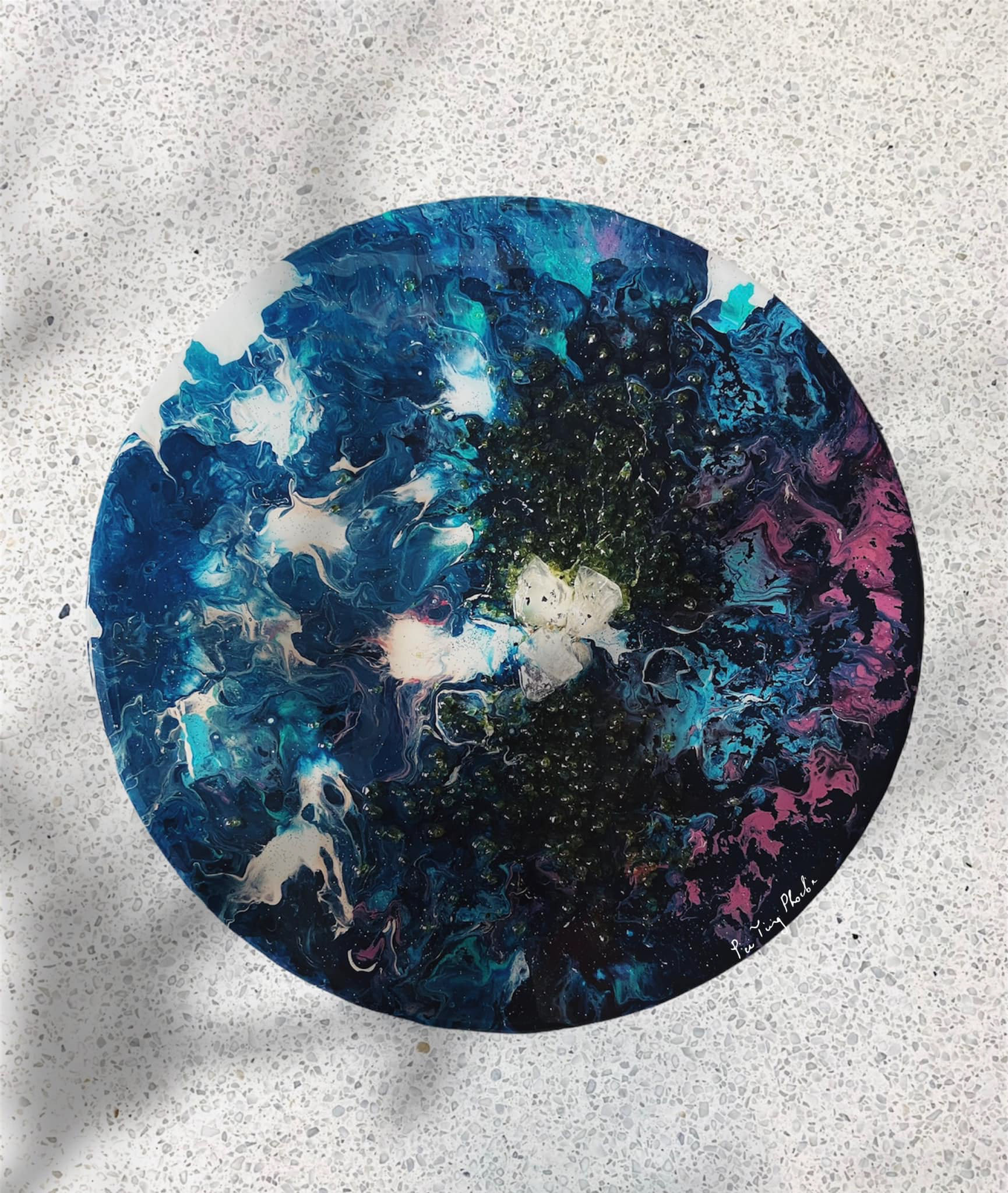 DIMENSIONS: 30 x 30 cmTECHNIQUE: Acrylic on Canvas, Resin Work OTHER DETAILS: White Quartz, Peridot