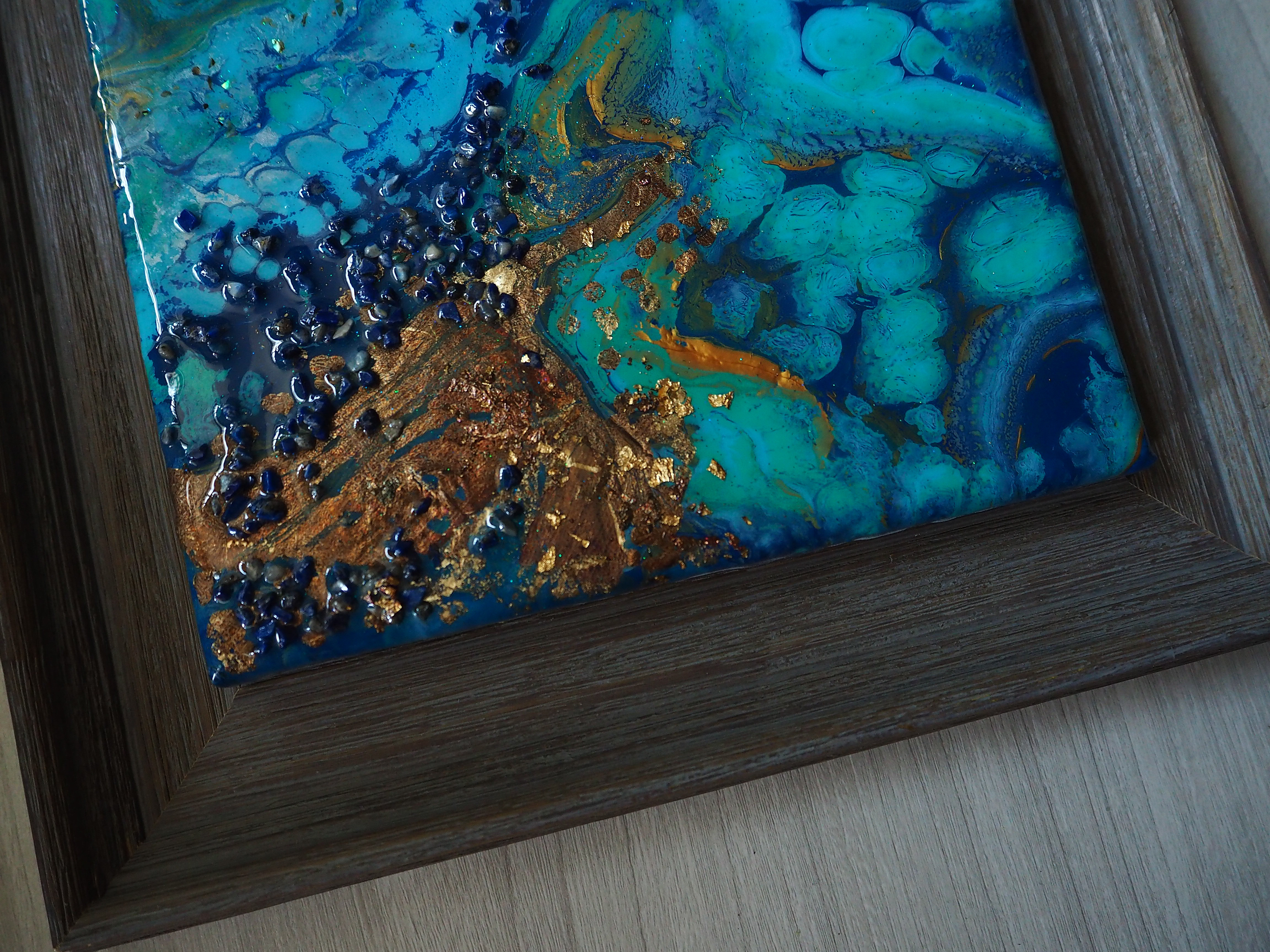 DIMENSIONS: 20 x 20 cmTECHNIQUE: Acrylic on Canvas, Resin Work OTHER DETAILS: White Quartz, Peridot