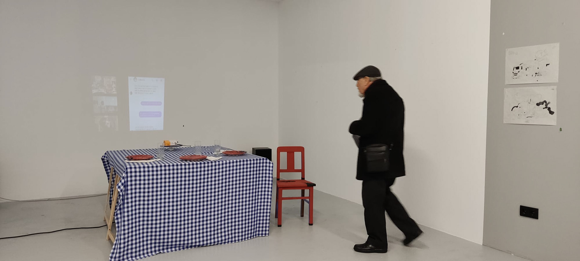 A comida nunca chega à mesa Este desejo de que pessoas com diferentes vidas, contextos sociais e identidades possam ter uma refeição juntas é uma das principais formas que queremos introduzir como modo de comunicação universal. Nesta exposição, apresentamos os resultados deste estudo, não como uma solução final, mas como um caminho da investigação sobre o tema da comunicação. O elemento mais importante da exposição é o arquivo das conversas energéticas que foram sendo tidas entre reuniões e discussões ao longo do processo criativo. O que pode ser visto na exposição é uma representação física deste processo ainda não terminado. O que está exposto não é uma conclusão, mas parte de um processo ainda em curso. Tal como o título indica, não conseguimos estar à mesa juntos.
