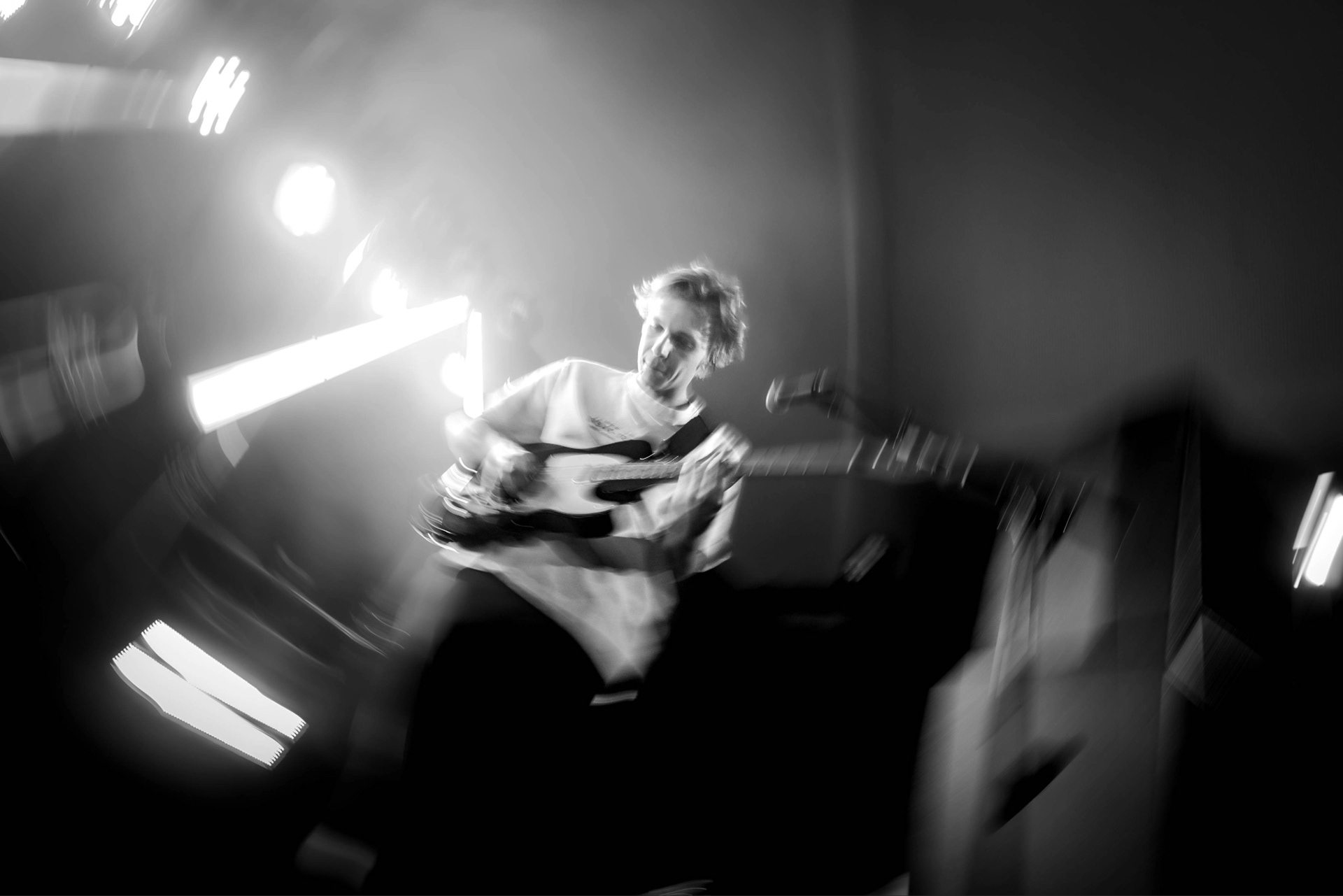 Dynamic live performance shot of a musician in Vienna (Dynamisches Live-Foto eines Musikers in Wien)