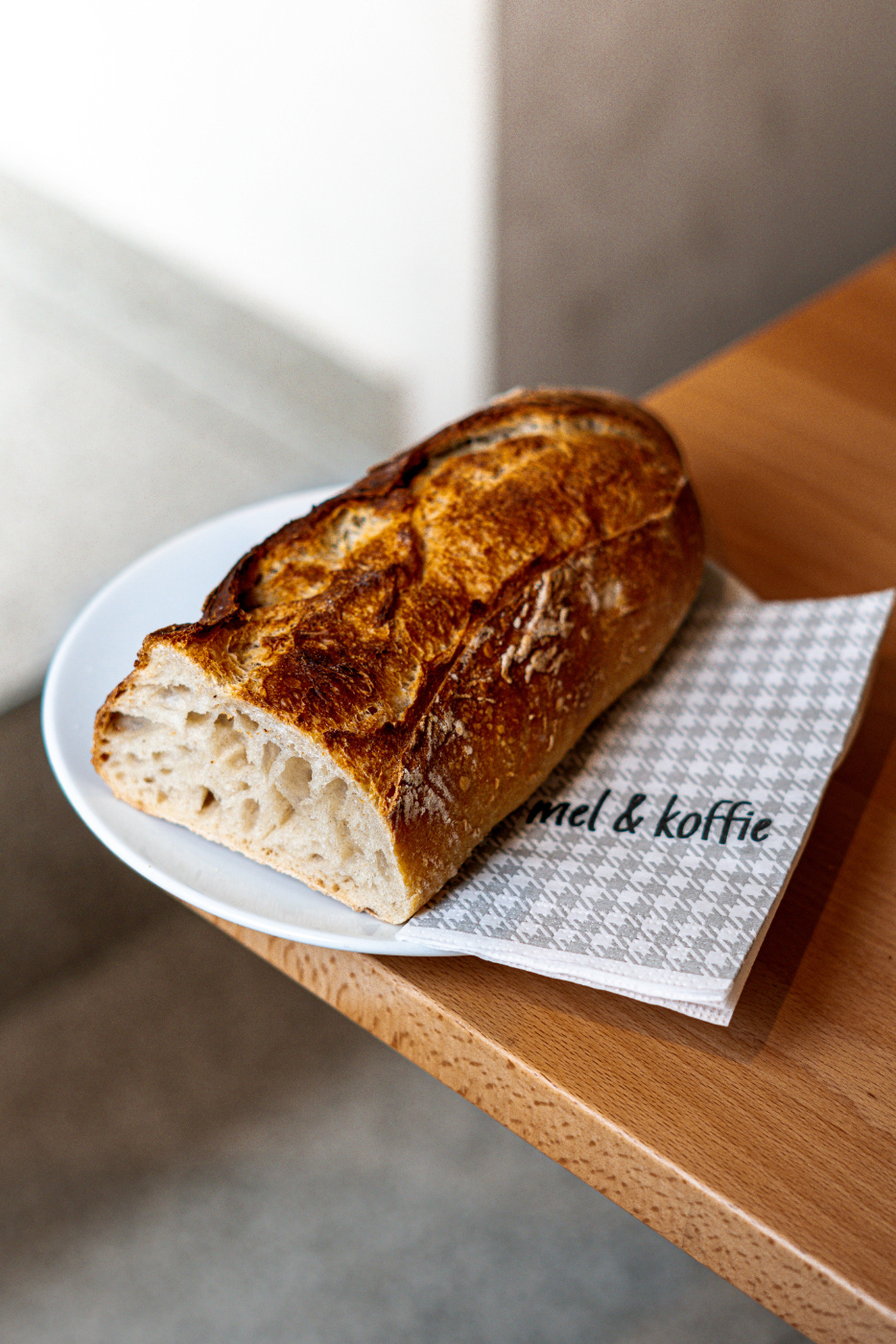 Natural content shooting for high-quality bakery café