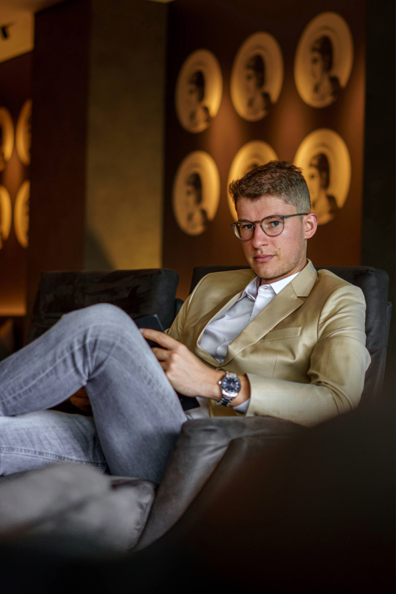 Authentic portrait of a coach in Vienna for social media and marketing (Authentisches Portrait eines Coaches in Wien für Social Media und Marketing)
